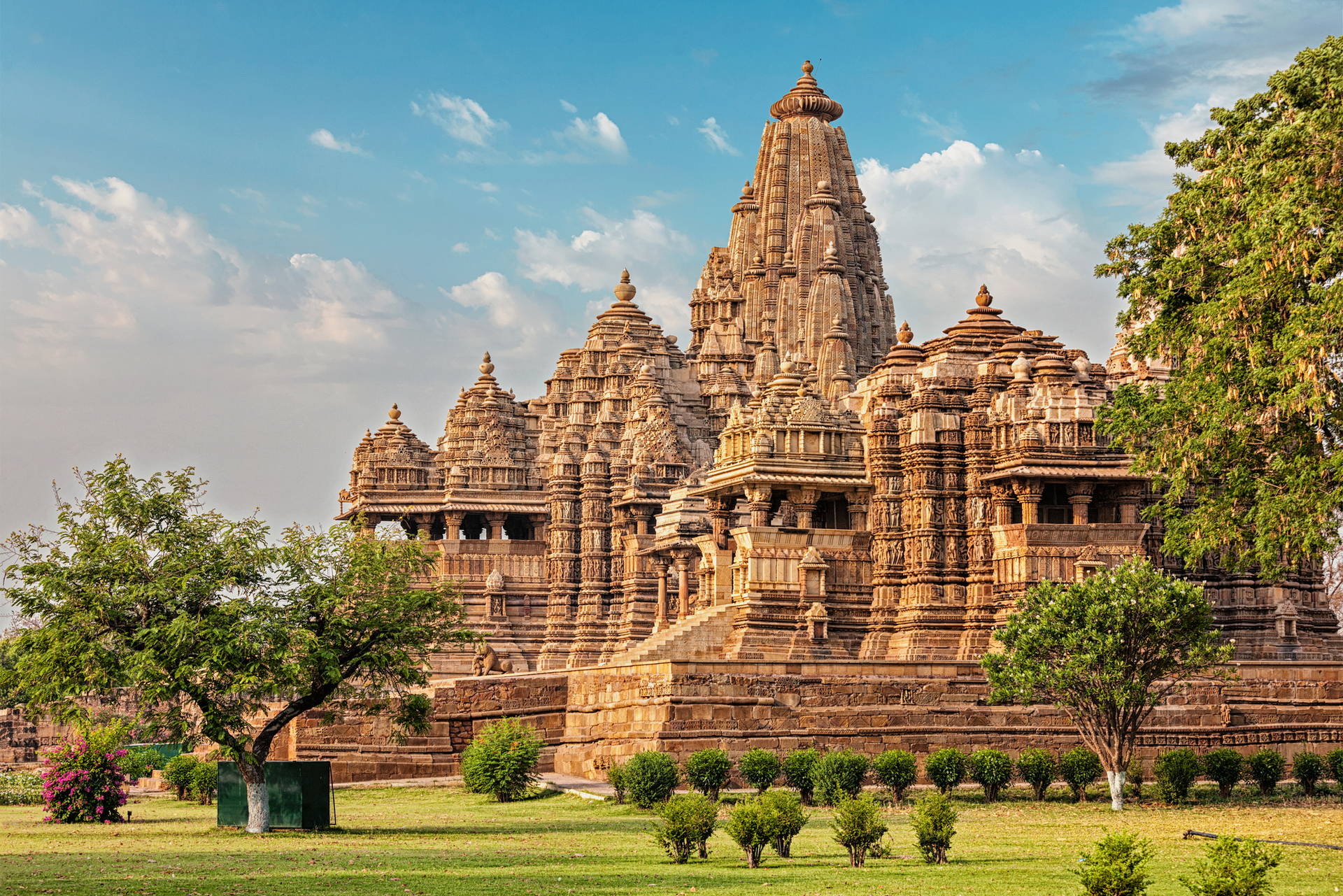 Kompleks świątyń Khajuraho w Indiach. W tle widoczne niebo.