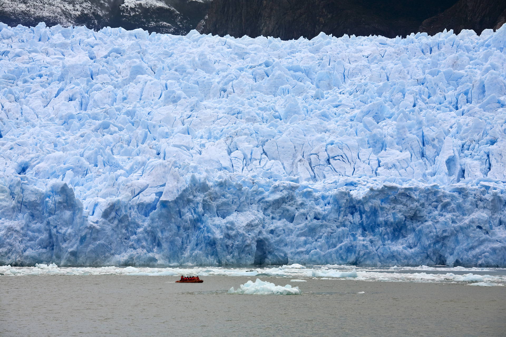 Lodowiec Perito Moreno i łódź wycieczkowa.