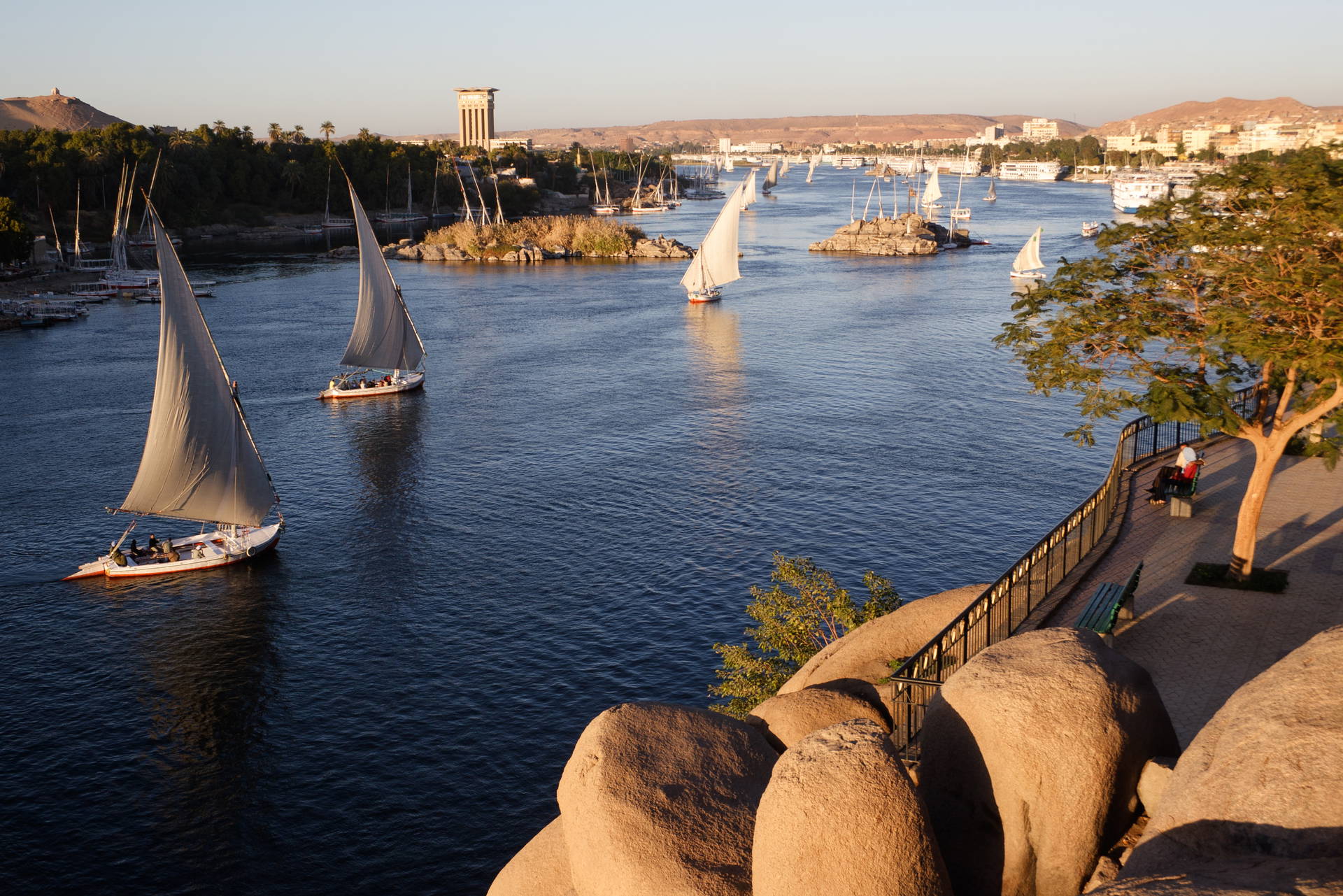 Nil w Asuanie i tradycyjne łodzie Felucca.