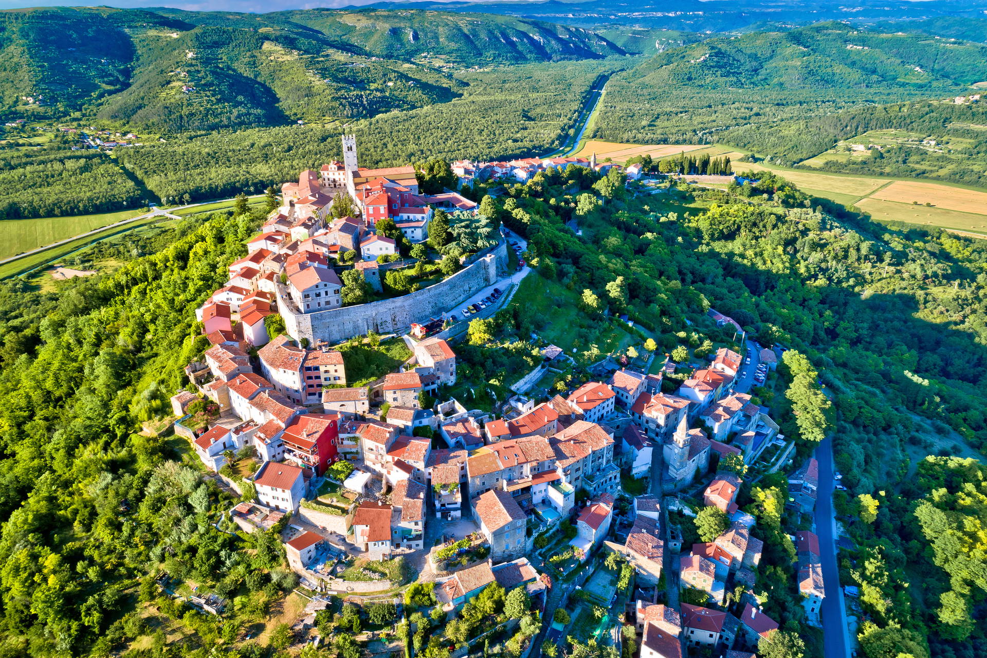 Panoram widoku na chorwackie miasto Motovun.
