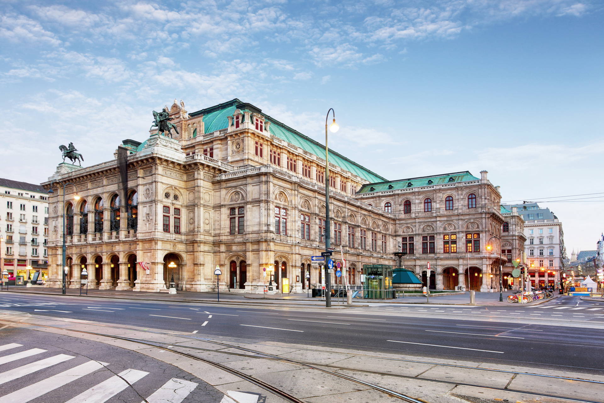 Wiedeńska Opera Państwowa i ulica przed nią.