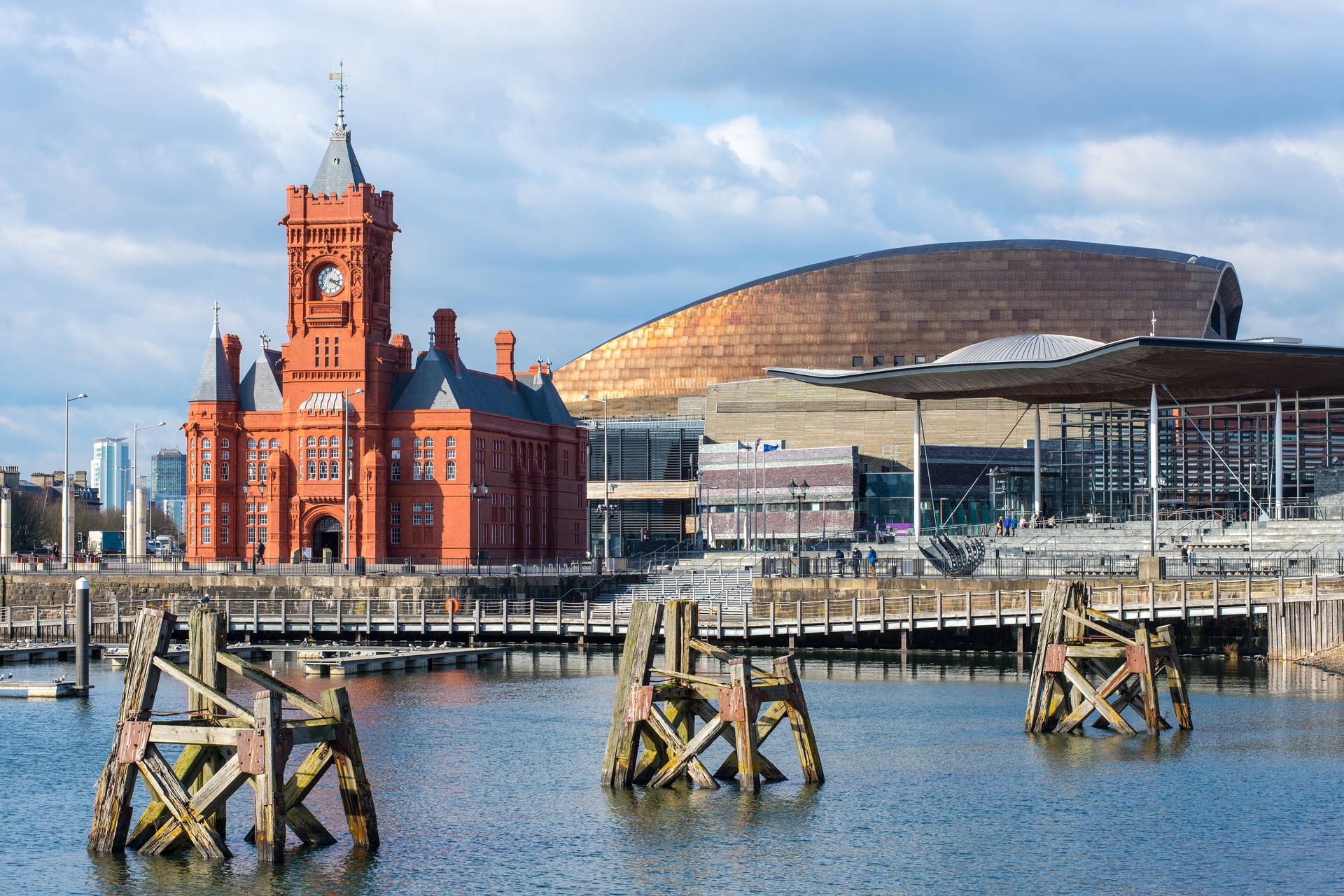 Widok na budynki w Cardiff Bay, w tym Pierhead Building.