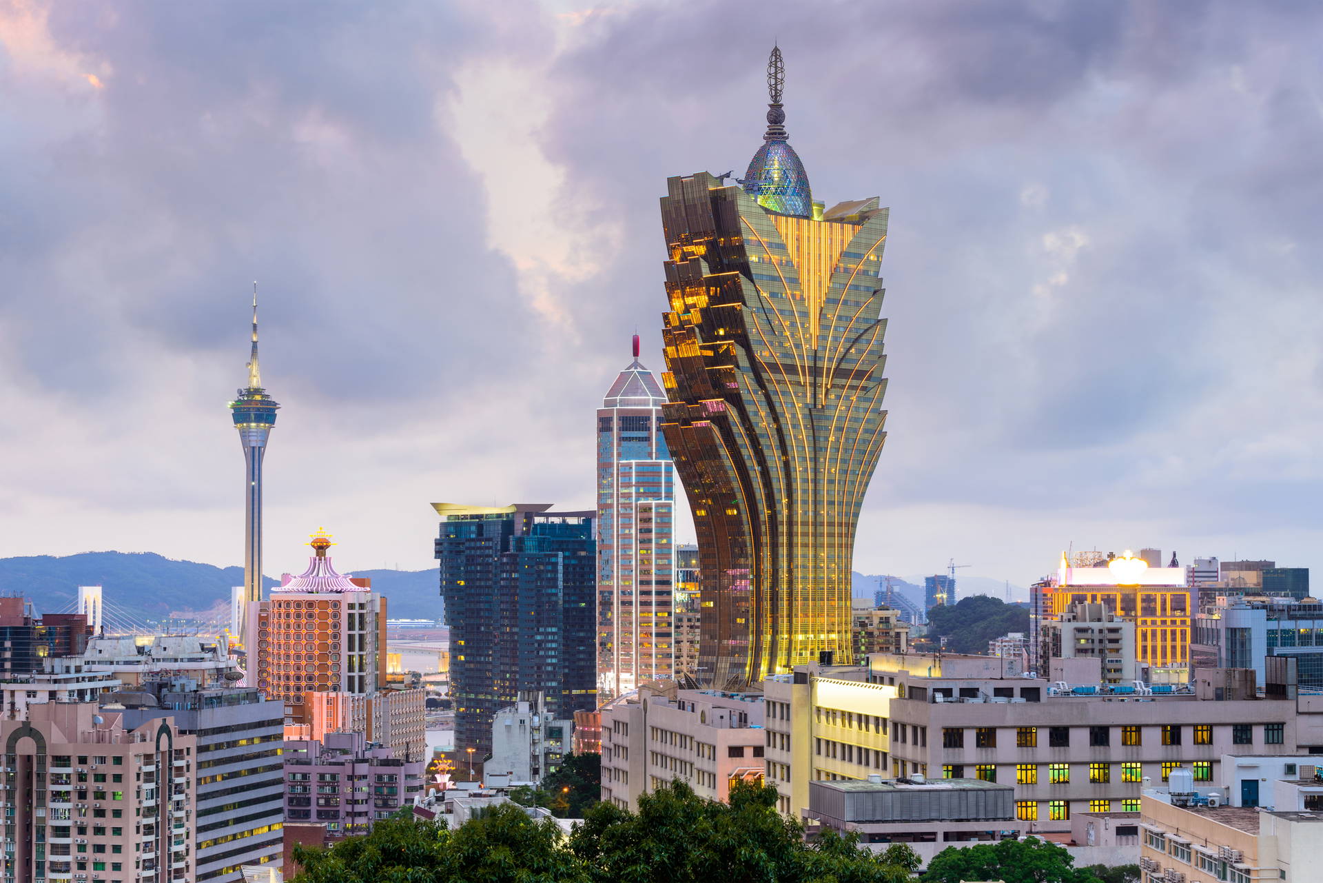 Panorama Makau z wieżą Macau Tower i hotelem Grand Lisboa Palace.