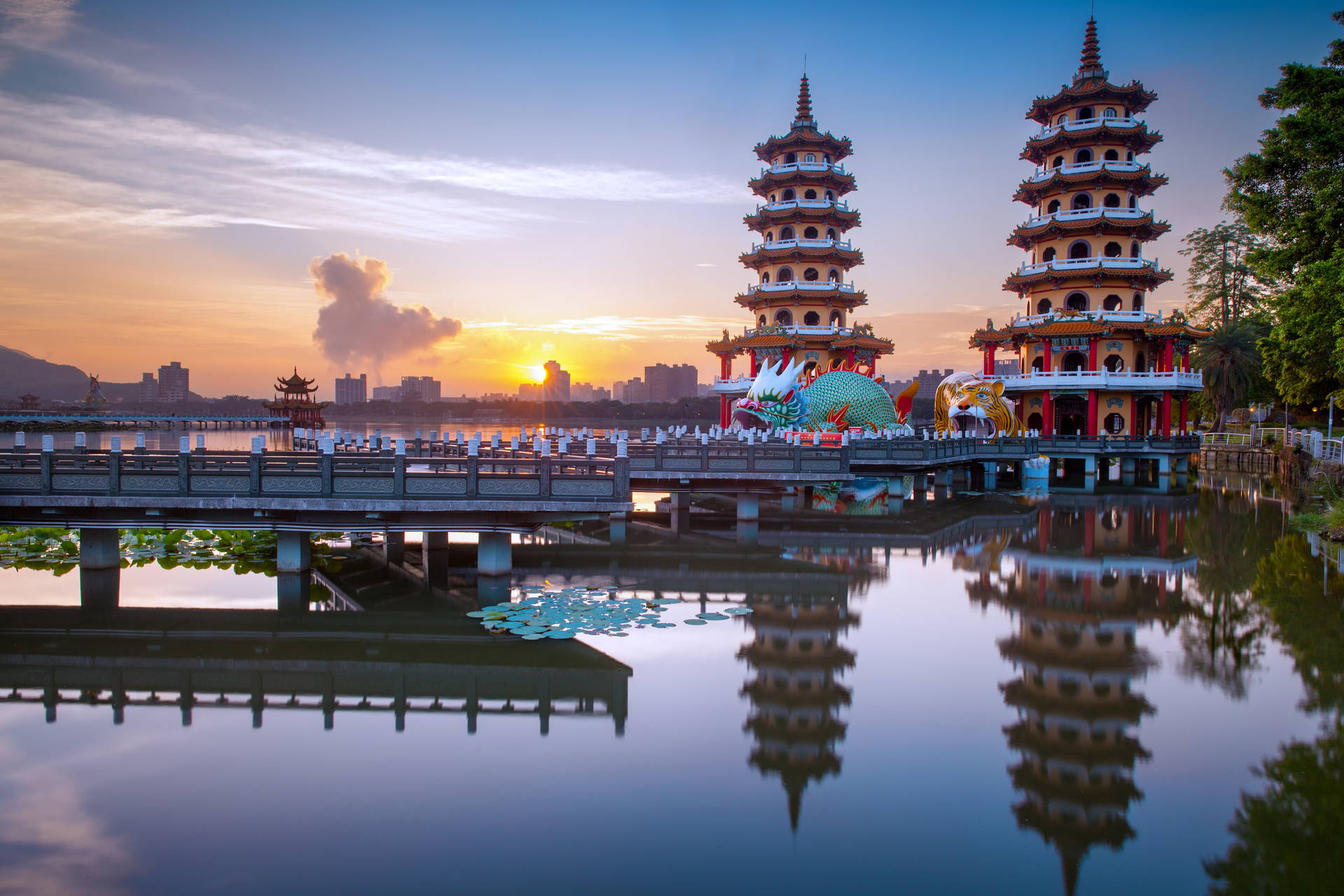 Wieże Smoka i Tygrysa o wschodzie słońca w Kaohsiung na Tajwanie.
