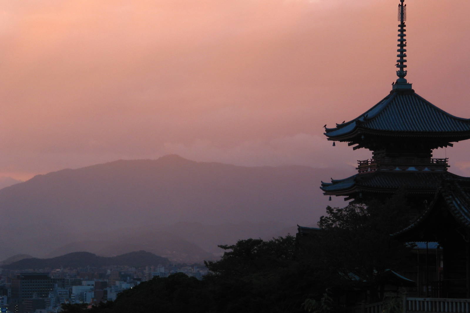 Pagoda Yasaka w Kioto o zmierzchu.