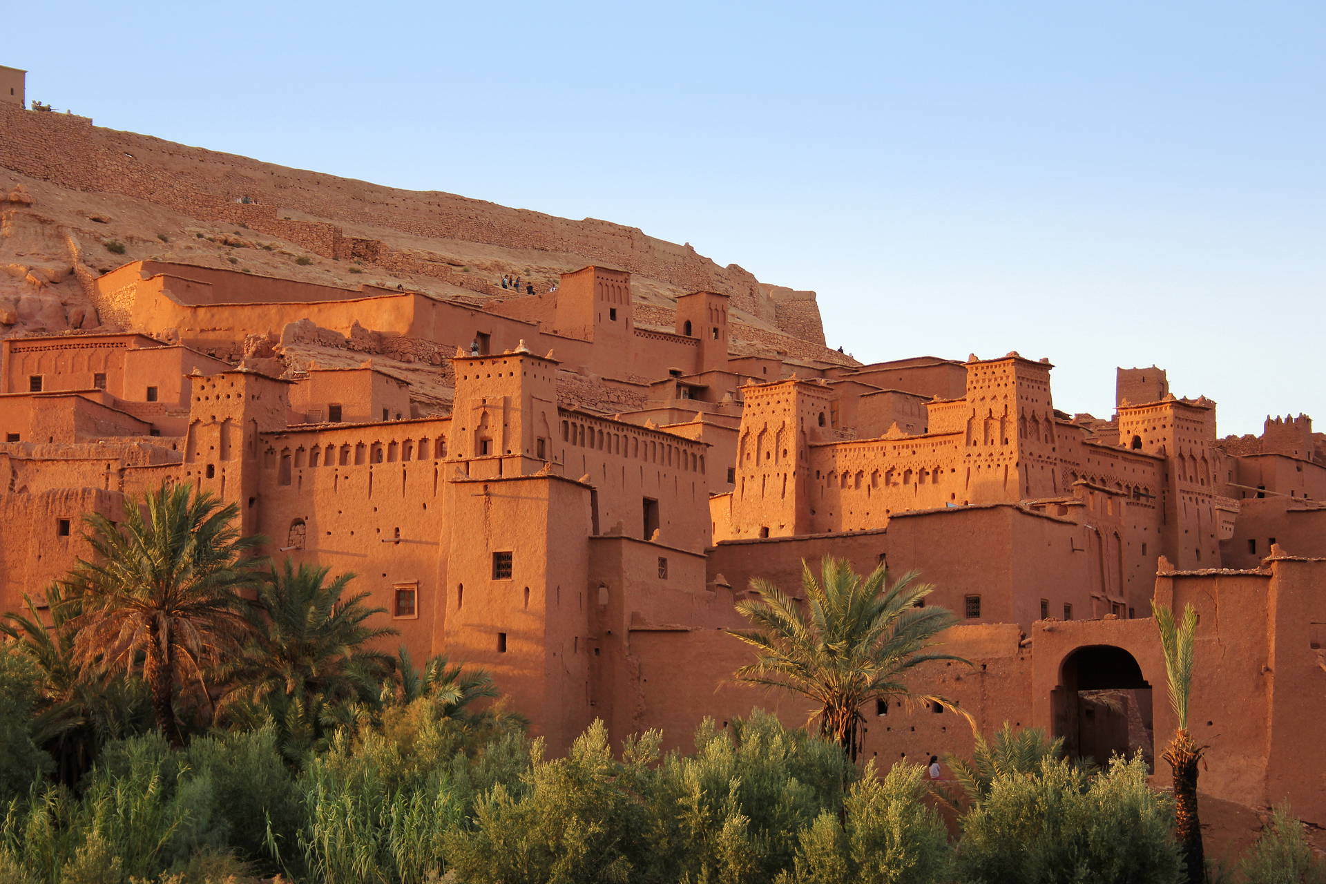 Gliniana zabudowa Kasby Ait Benhaddou w Maroku na wzgórzu.