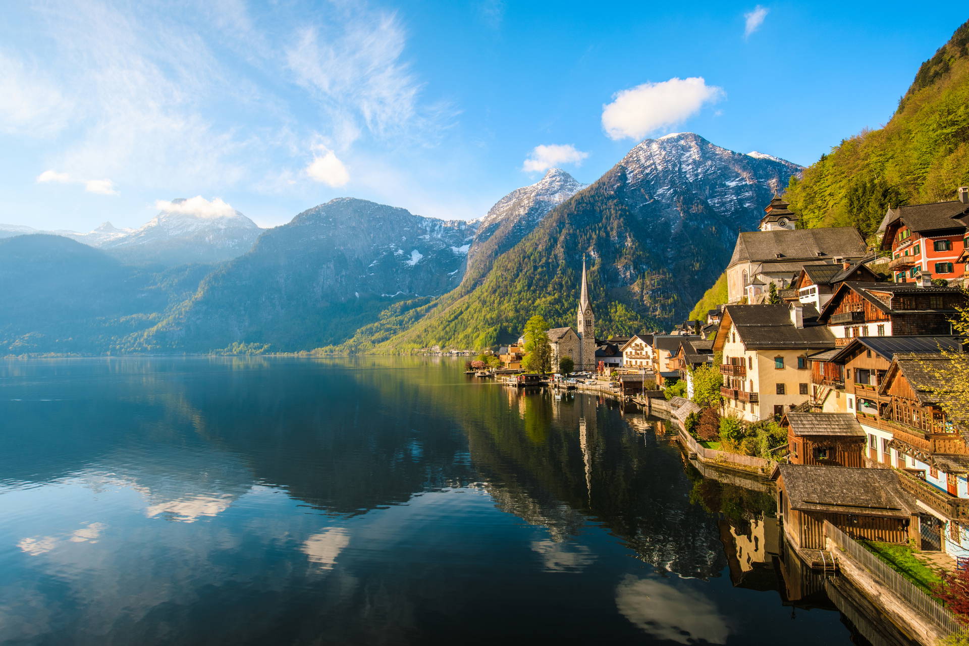 Hallstatt w Austrii, malowniczo położony nad jeziorem z widokiem na góry.