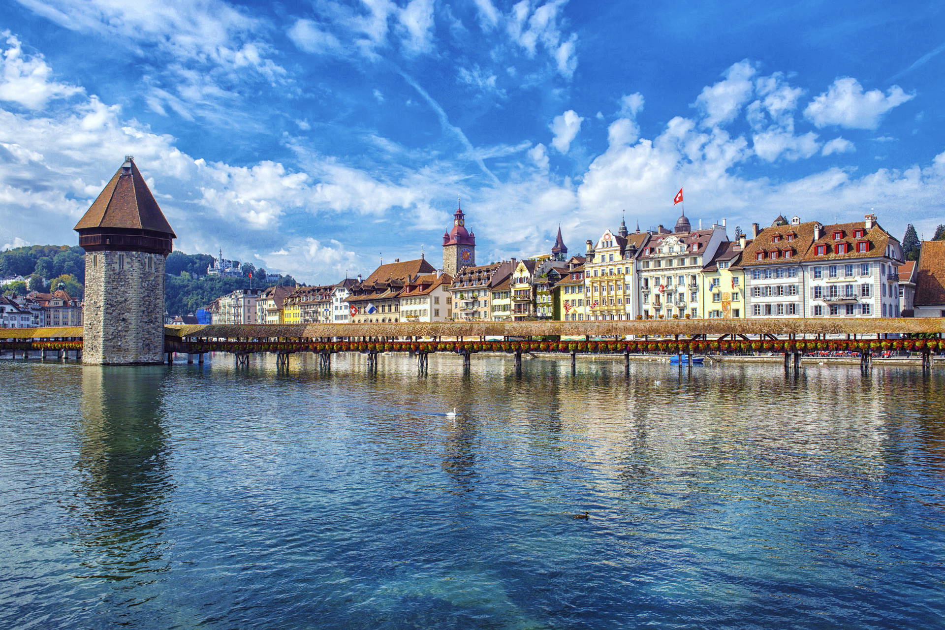 Most Kapellbrücke w Lucernie, Szwajcaria.