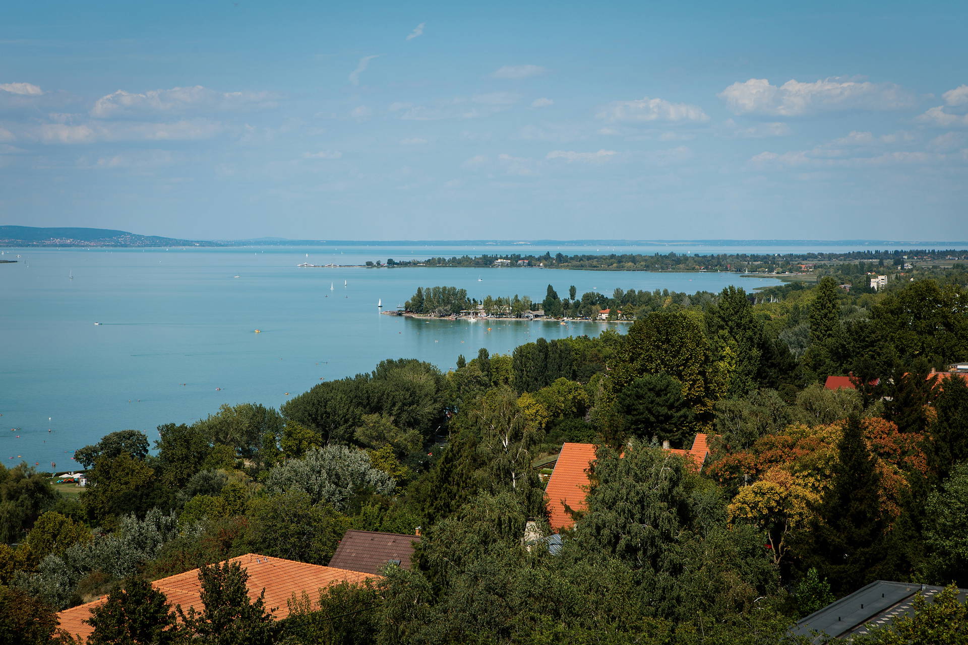 Jezioro Balaton i okoliczne wzgórza w oddali.