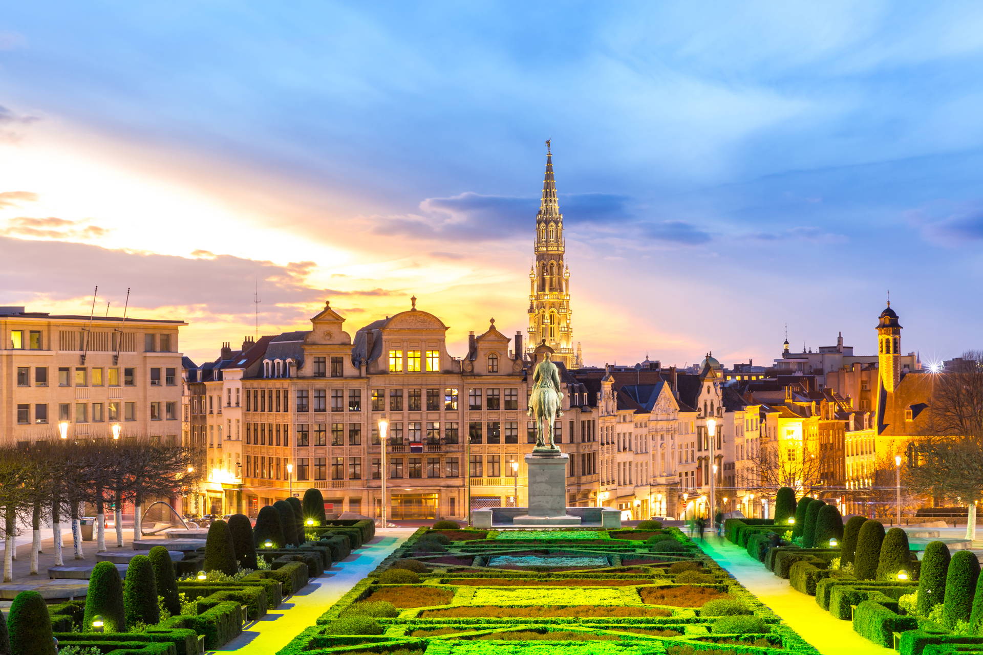 Mont des Arts w Brukseli o zmierzchu.