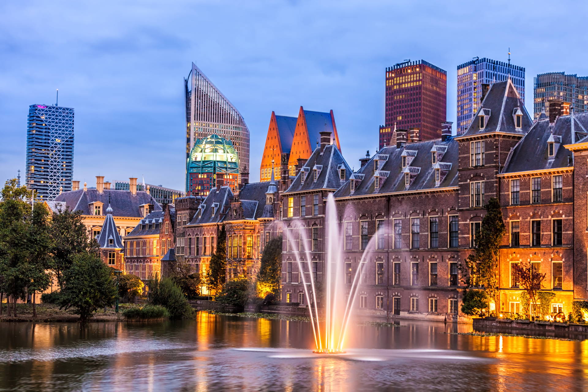 Panorama Hagi z Binnenhof i fontanną na stawie.