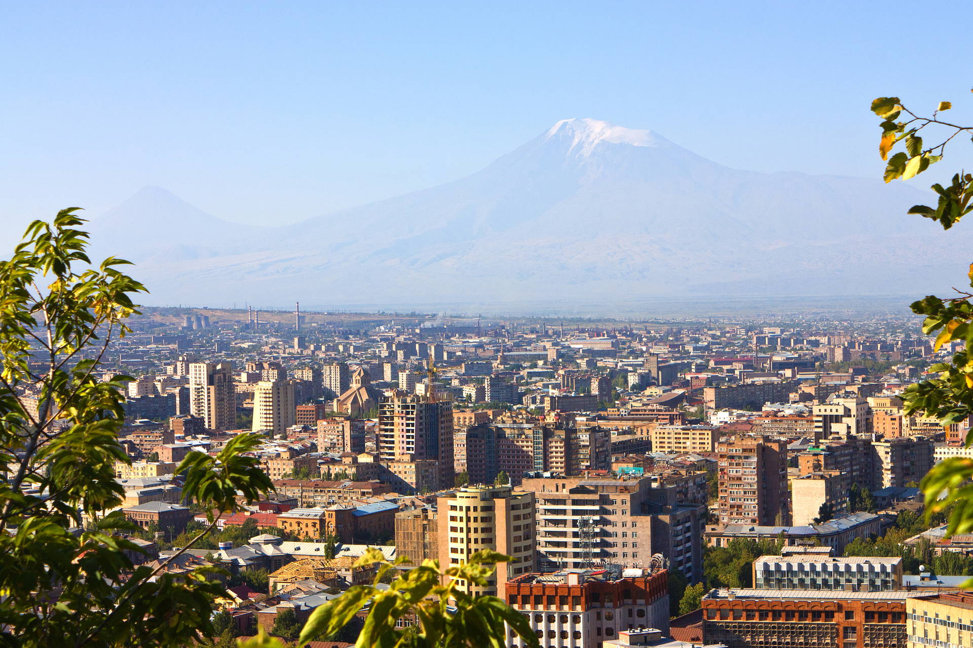Panorama Erywania z widokiem na górę Ararat w tle.