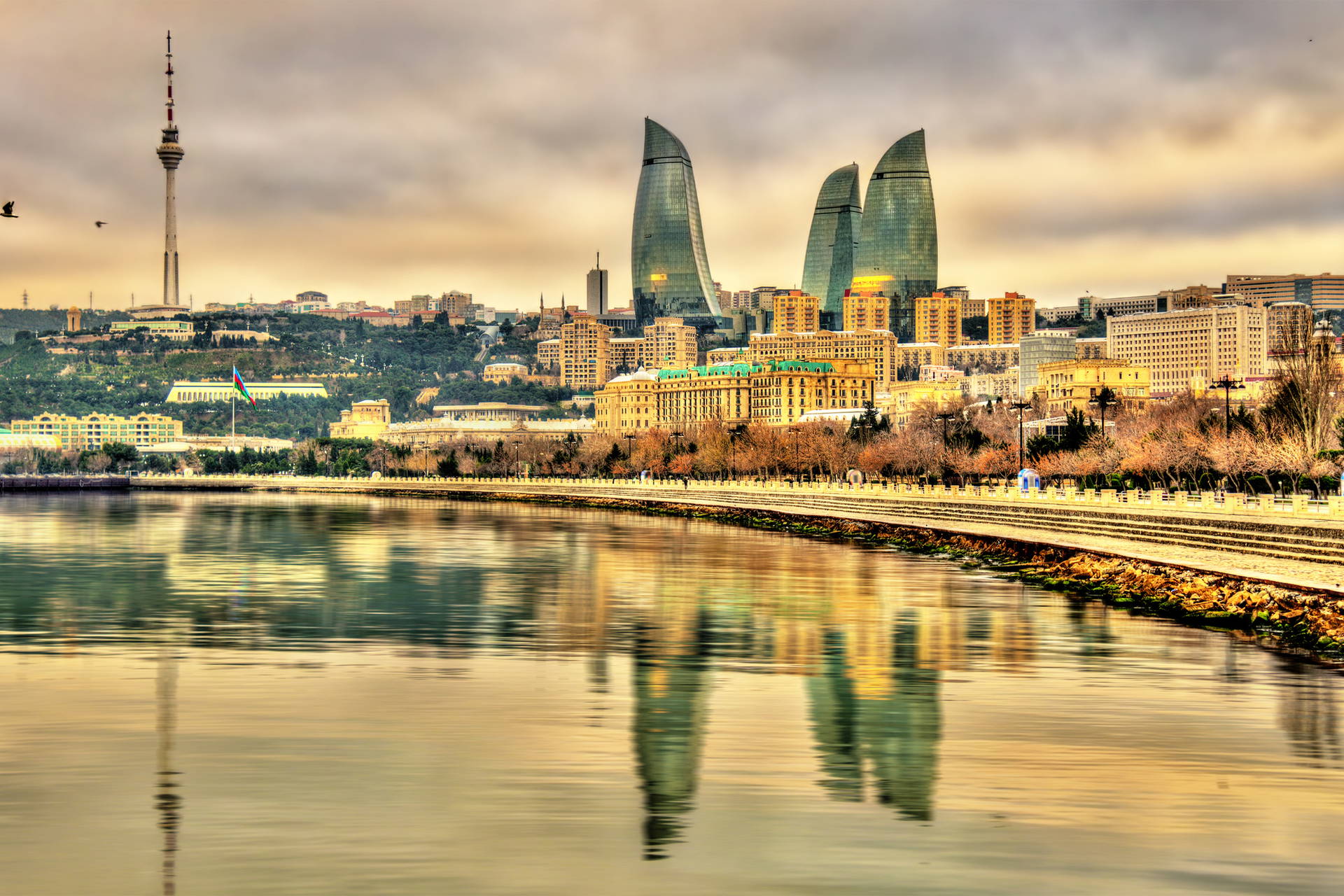 Panorama Baku z wieżami Flame Towers i wieżą telewizyjną.