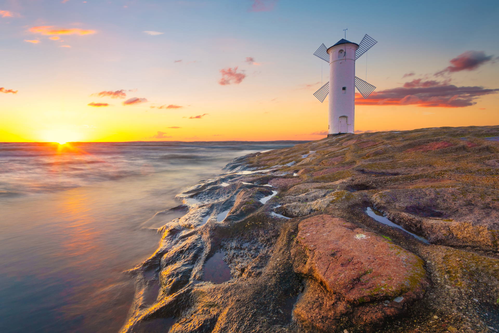 Wiatrak Stawa Młyny w Świnoujściu w promieniach zachodzącego słońca.