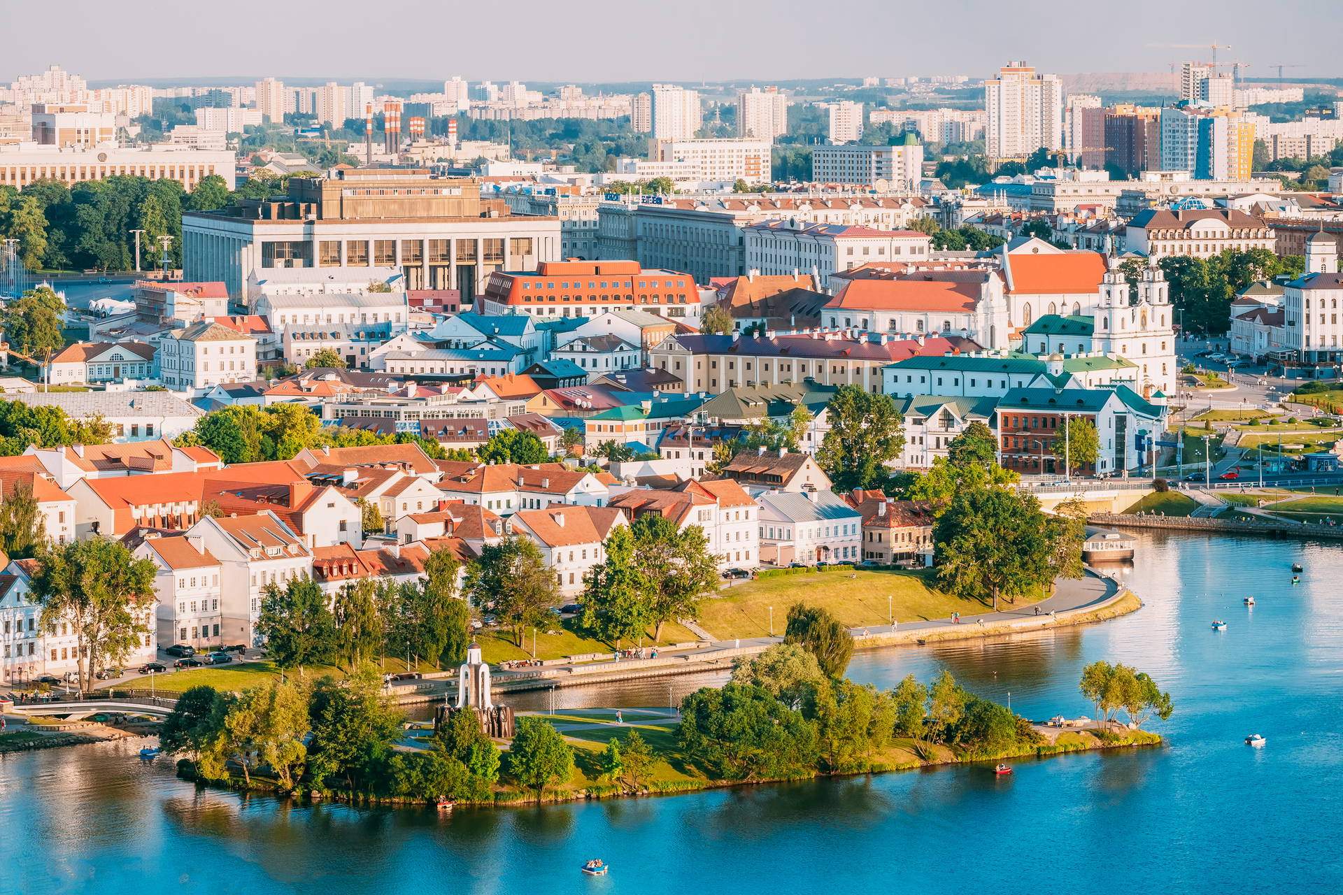 Panorama Mińska z rzeką Świsłocz w kadrze.