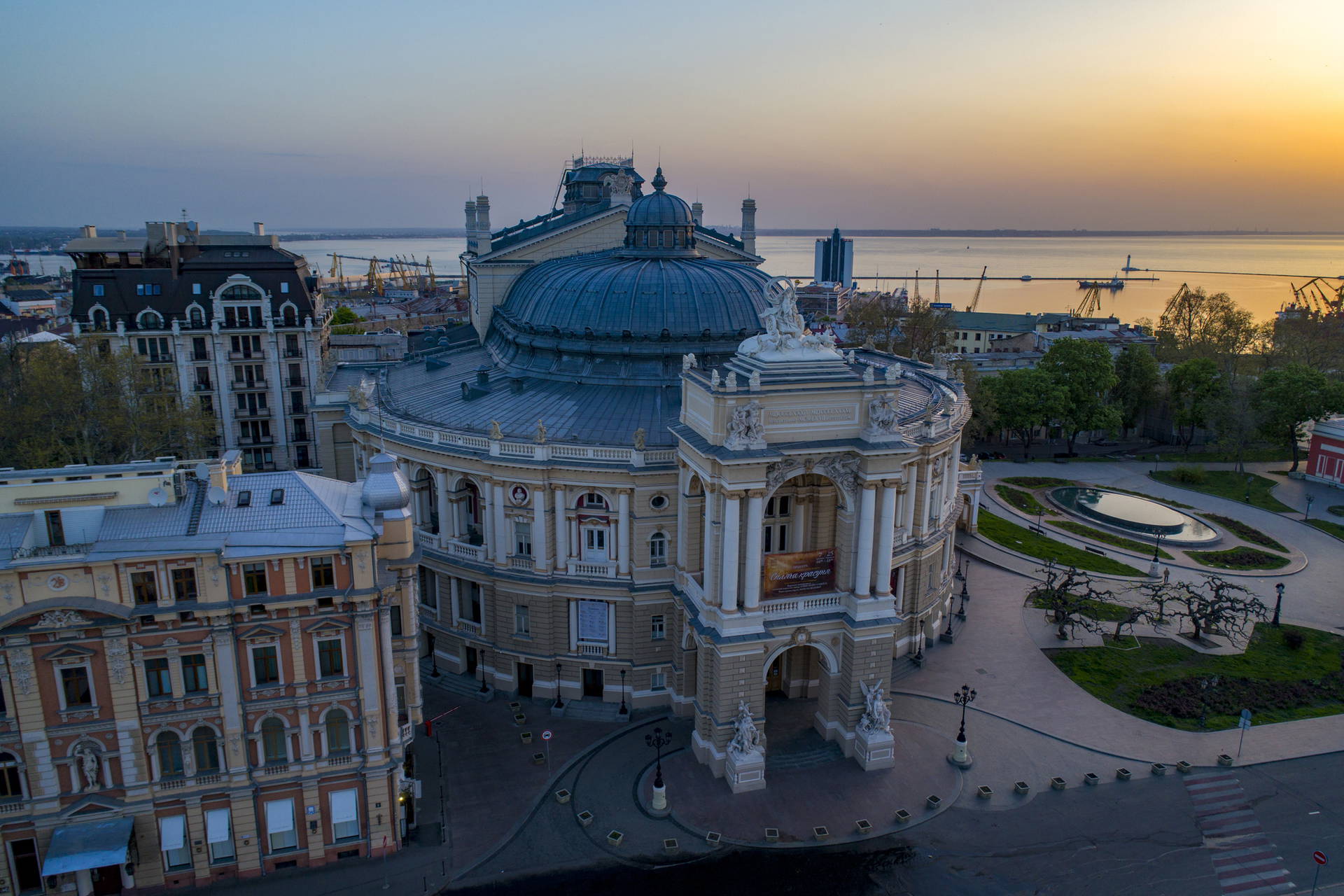 Opera w Odessie o wschodzie słońca, widok z lotu ptaka.