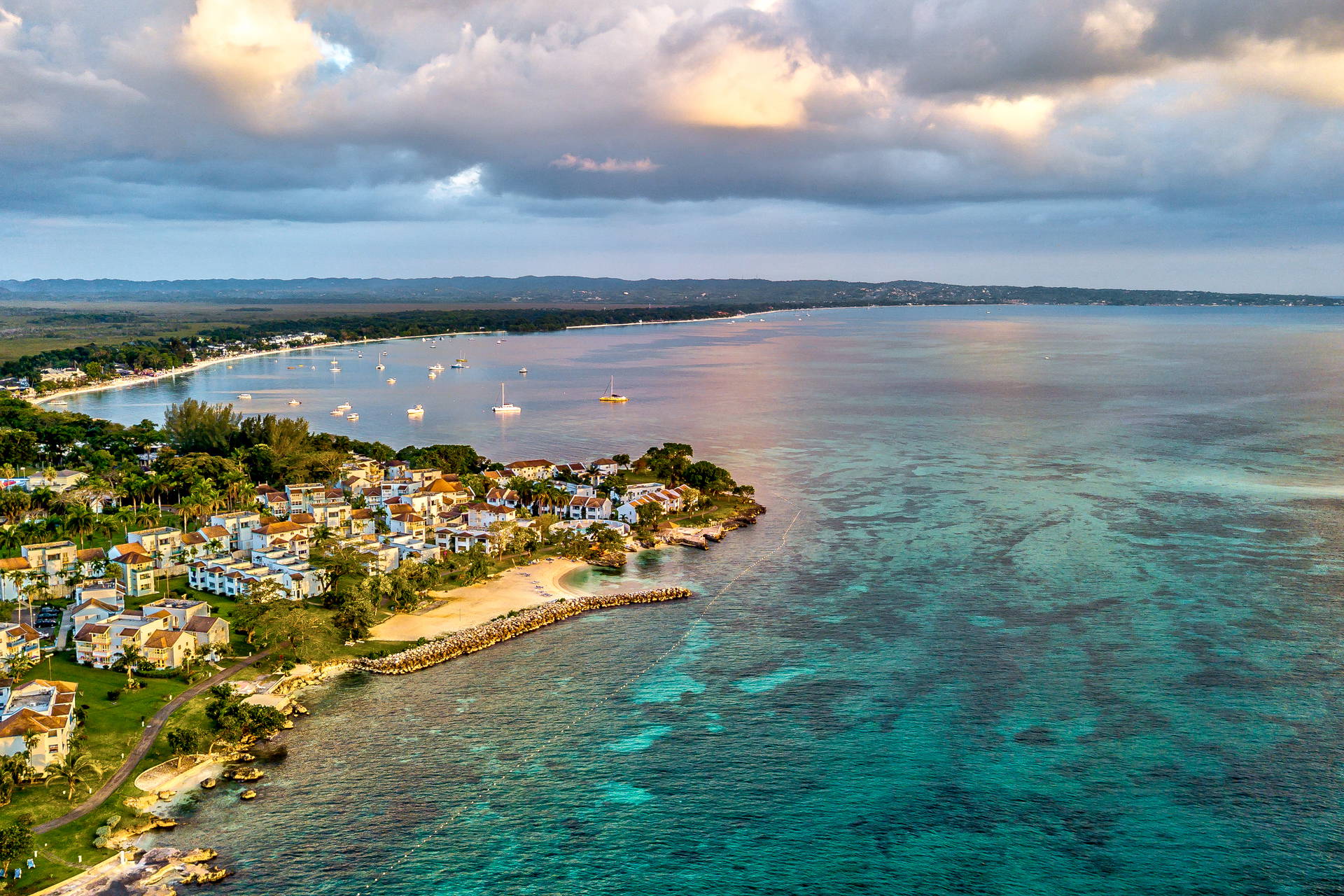 Widok z lotu ptaka na turkusowe wody i zabudowę Negril na Jamajce.