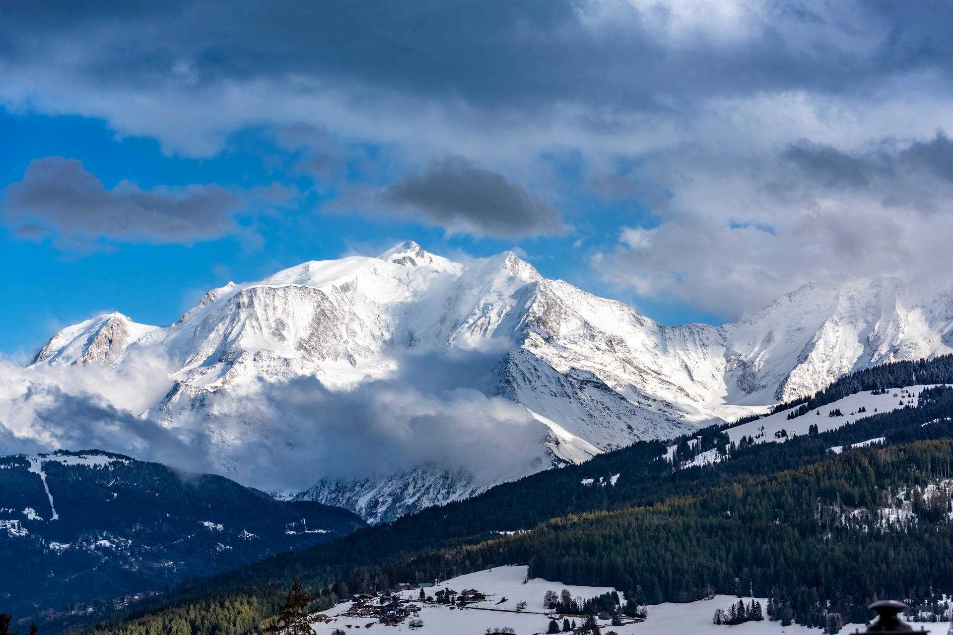 Mont Blanc wystający ponad chmury.