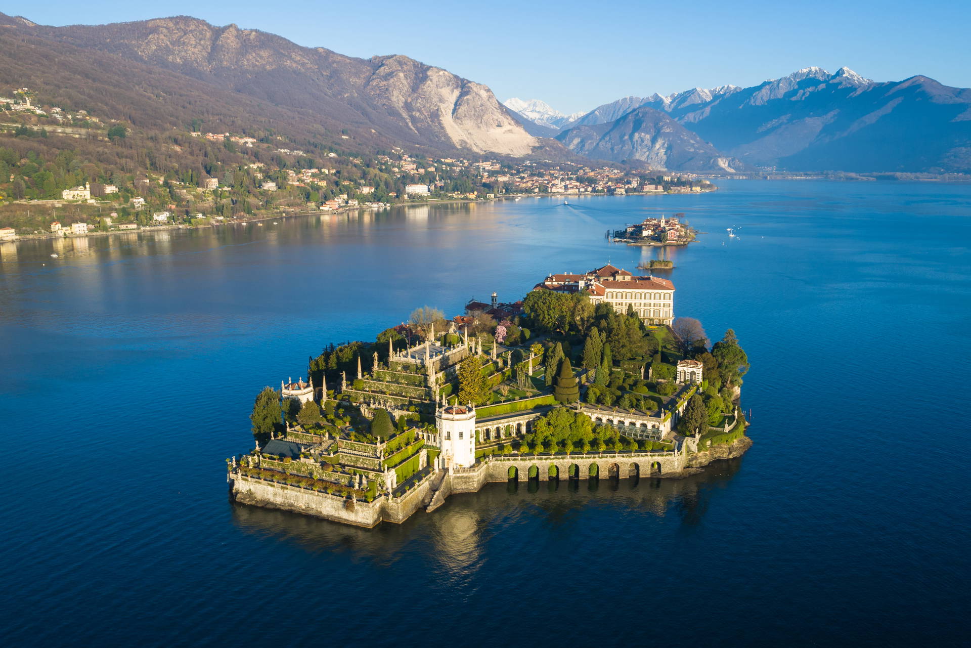 Isola Bella na jeziorze Maggiore we Włoszech, widok z lotu ptaka.