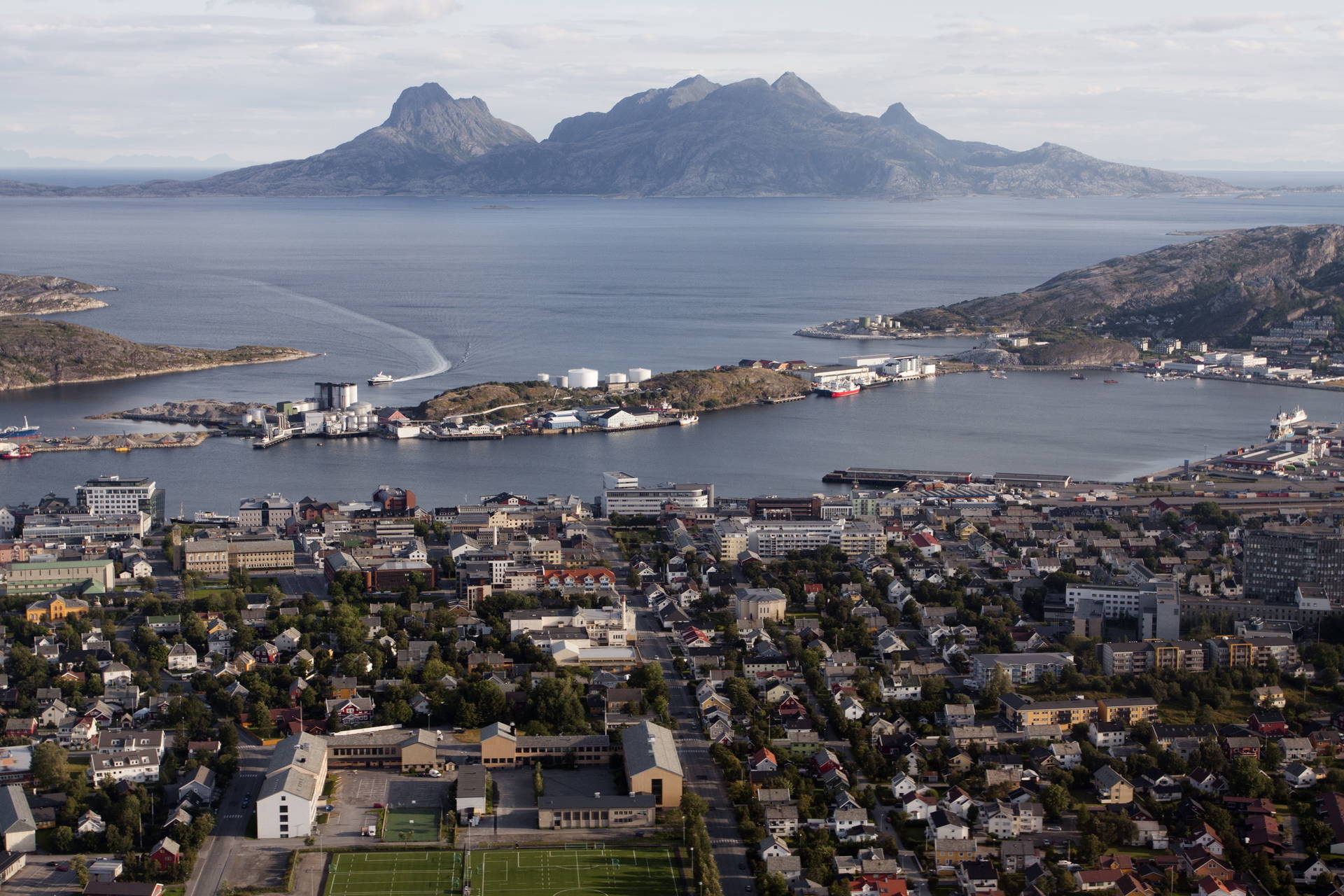 Panorama miasta Bodø w Norwegii z widokiem na morze i góry.