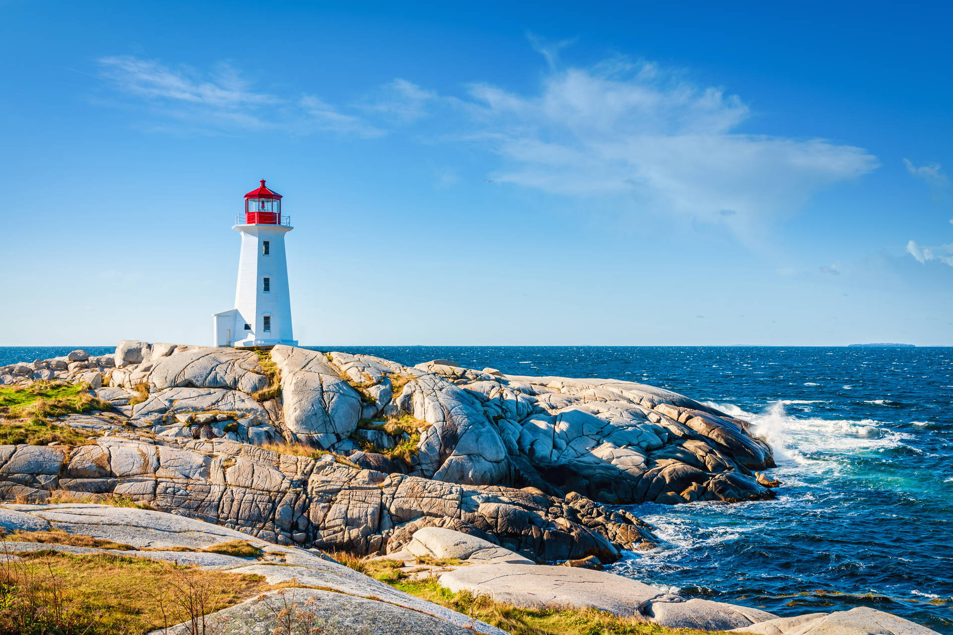 Latarnia morska w Peggy's Cove, Nowa Szkocja, na skalistym wybrzeżu.