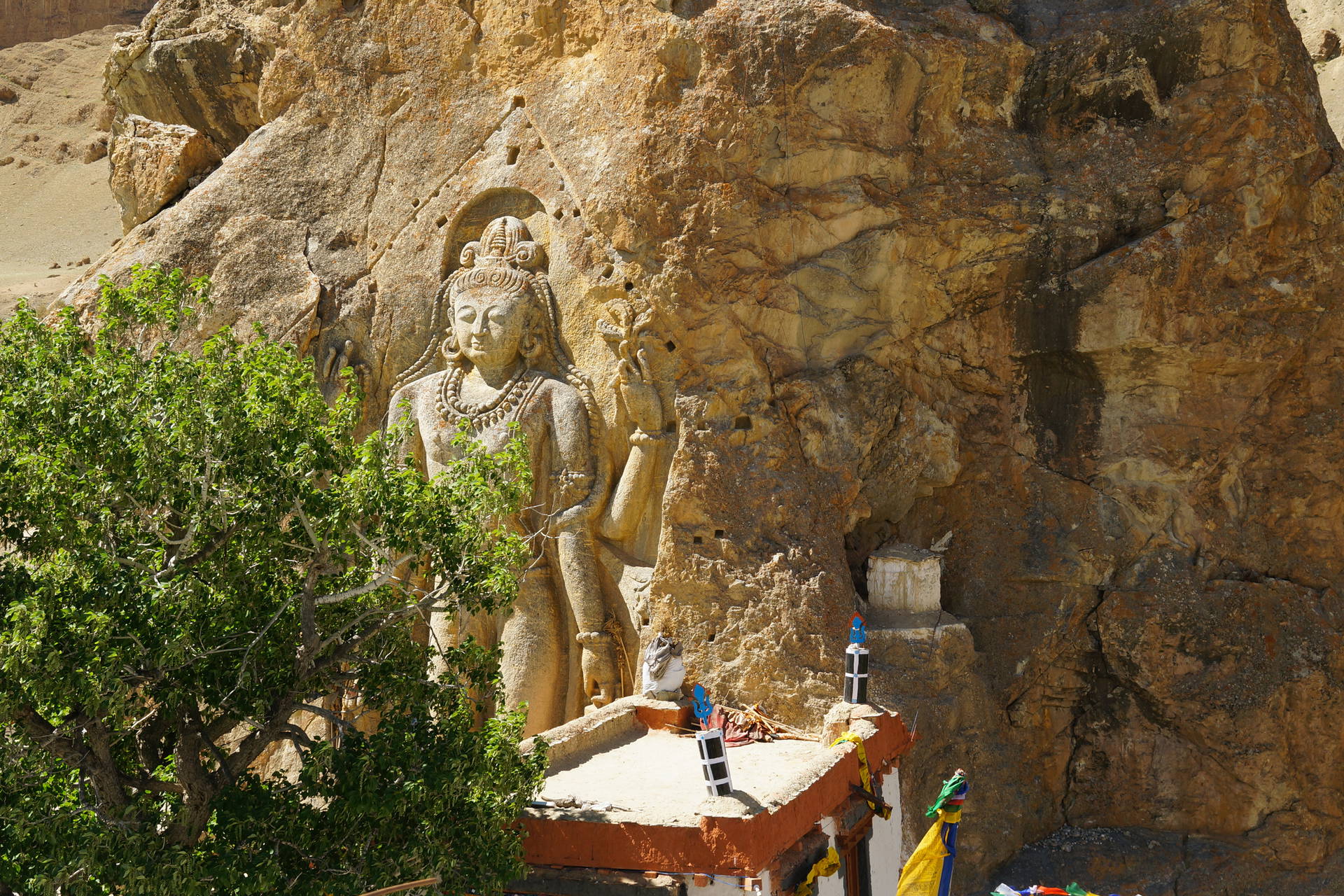 Skalna rzeźba Buddy Maitrei w klasztorze Mulbekh, Ladakh.