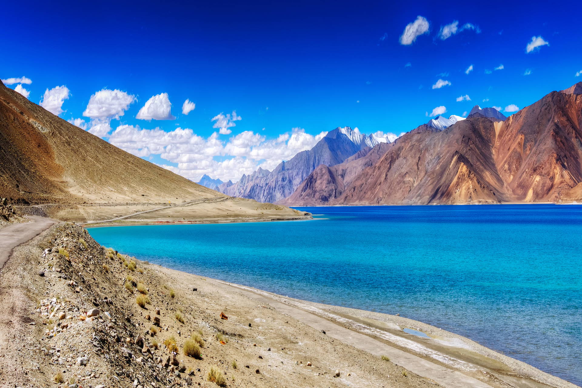 Turkusowe jezioro Pangong Tso z górami w tle.