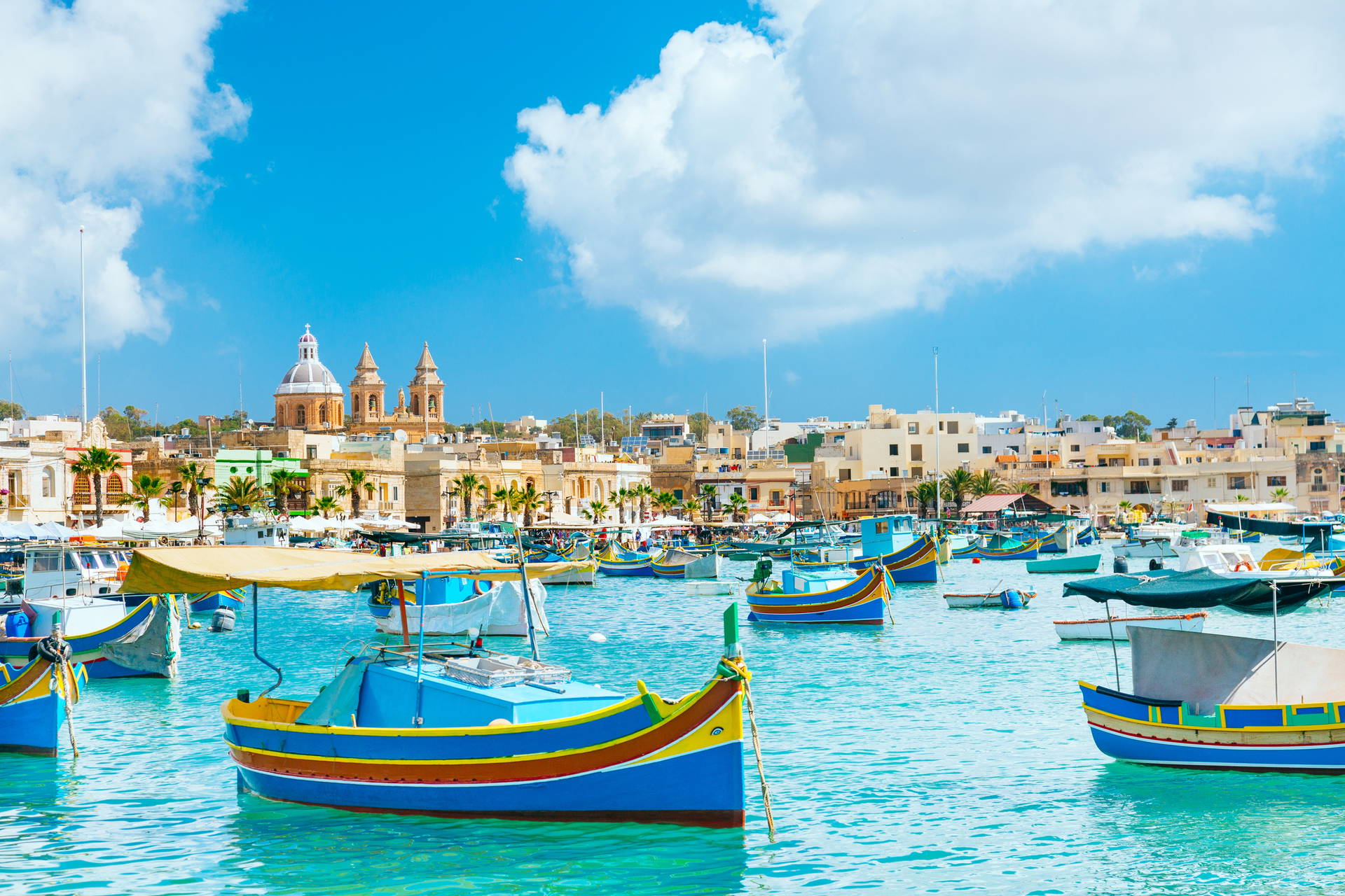Kolorowe łodzie w porcie w Marsaxlokk, Malta.