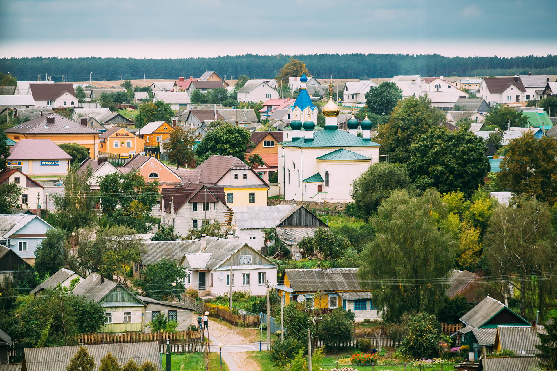 Panorama małego miasteczka z cerkwią.