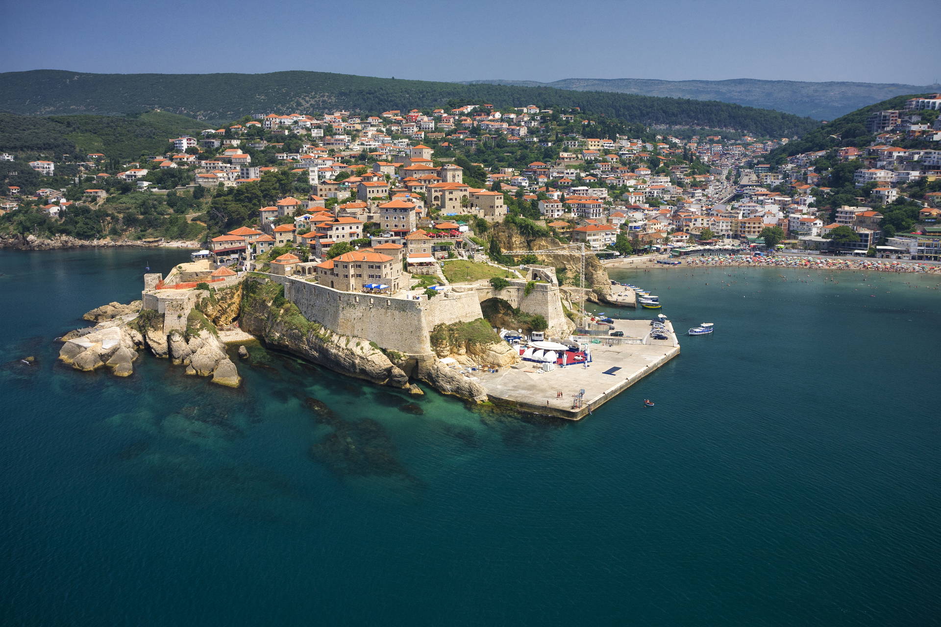 Ulcinj w Czarnogórze z lotu ptaka. Widoczna twierdza nad morzem.