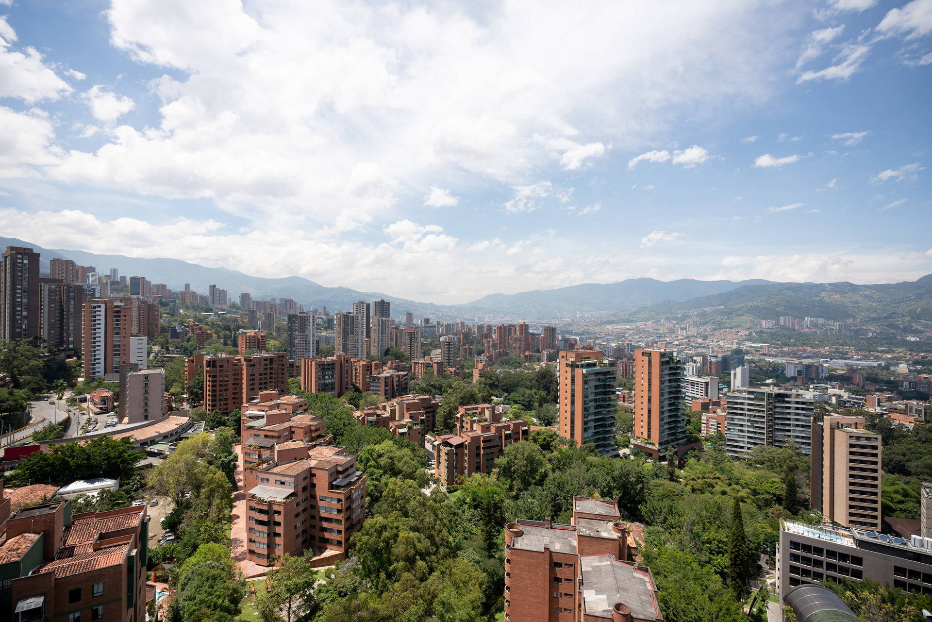 Panorama Medellin w Kolumbii z budynkami i górami w tle.