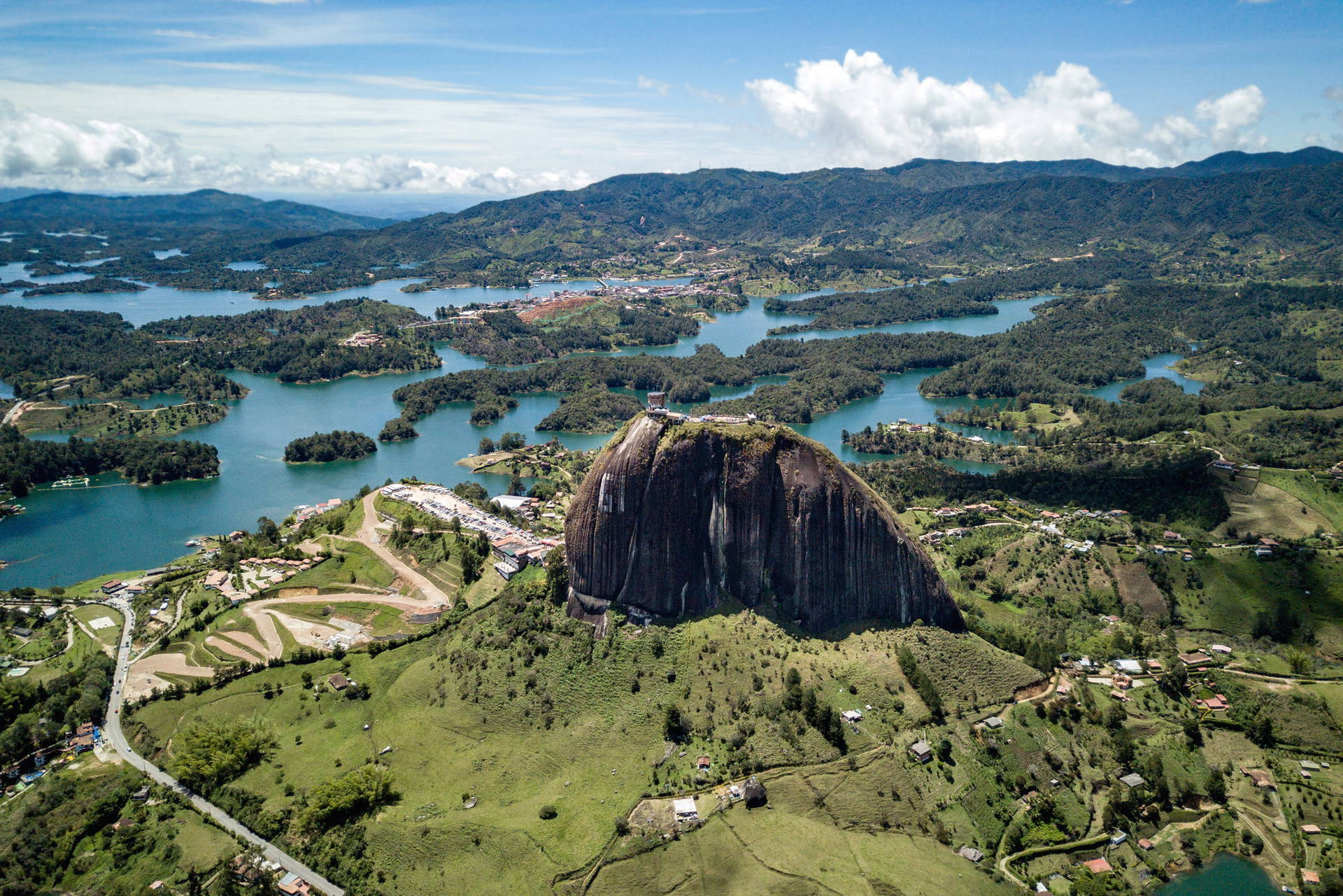 Monolit El Peñol w Guatape, Kolumbia.