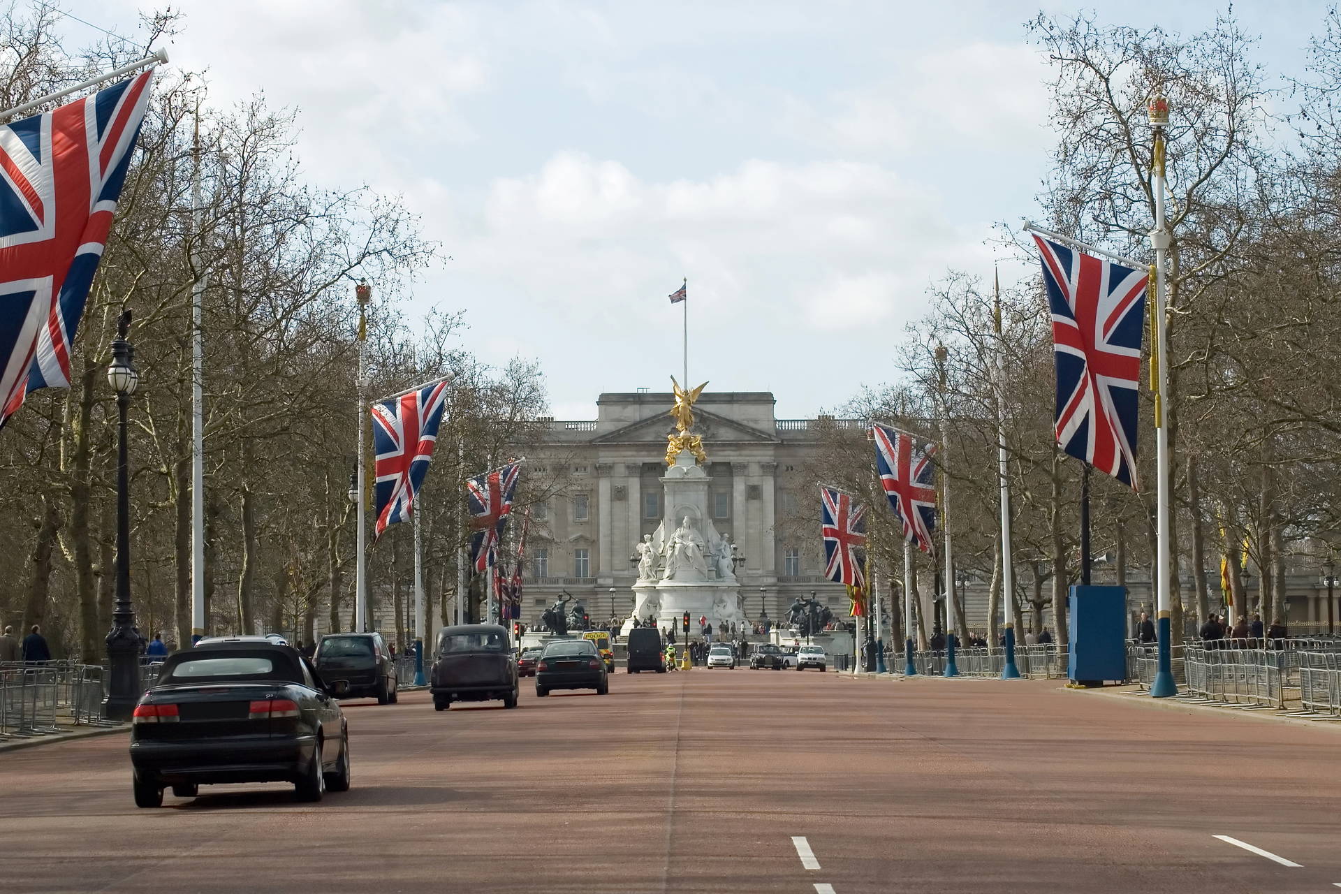 Pałac Buckingham udekorowany brytyjskimi flagami.