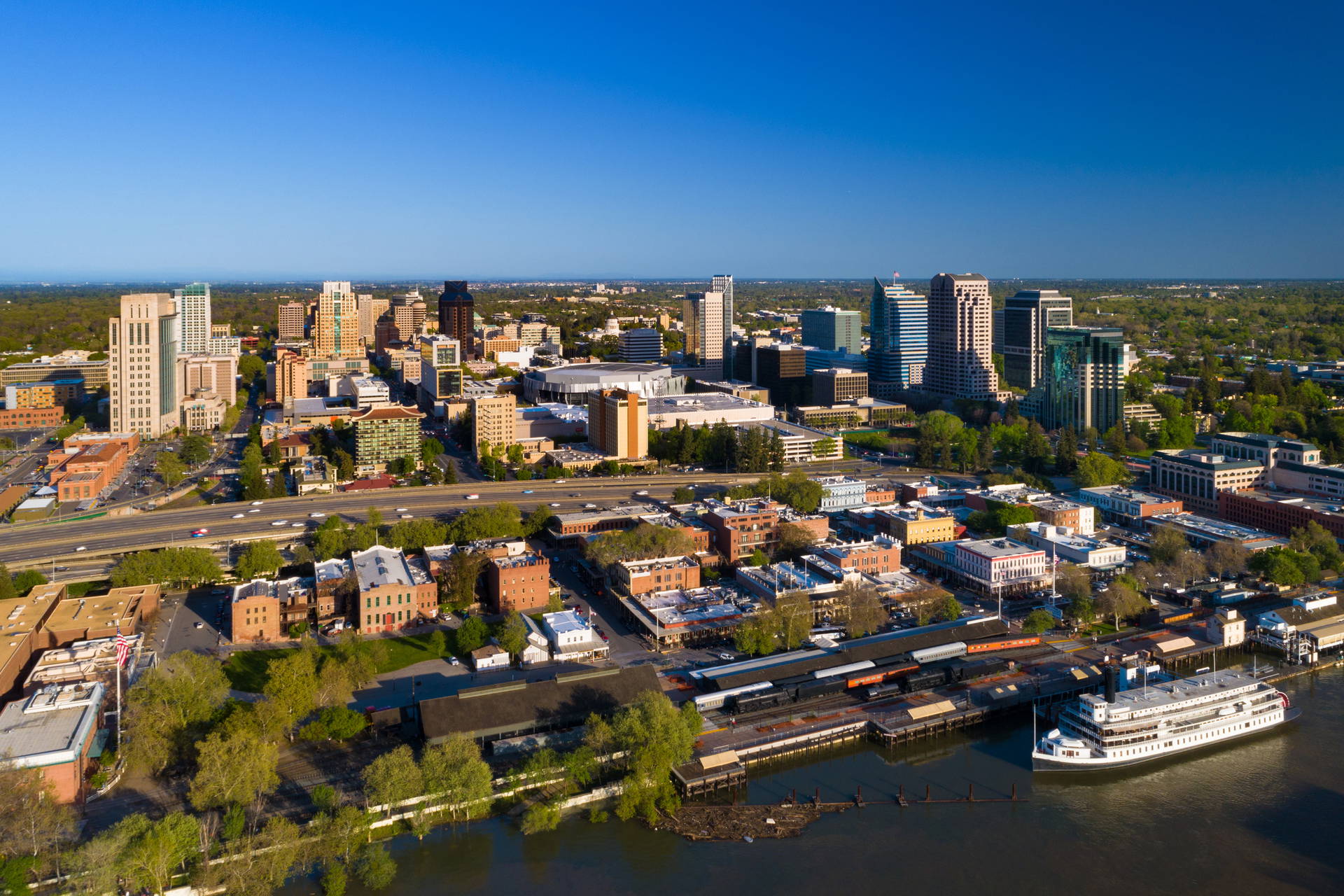 Panorama Sacramento z rzeką Sacramento.