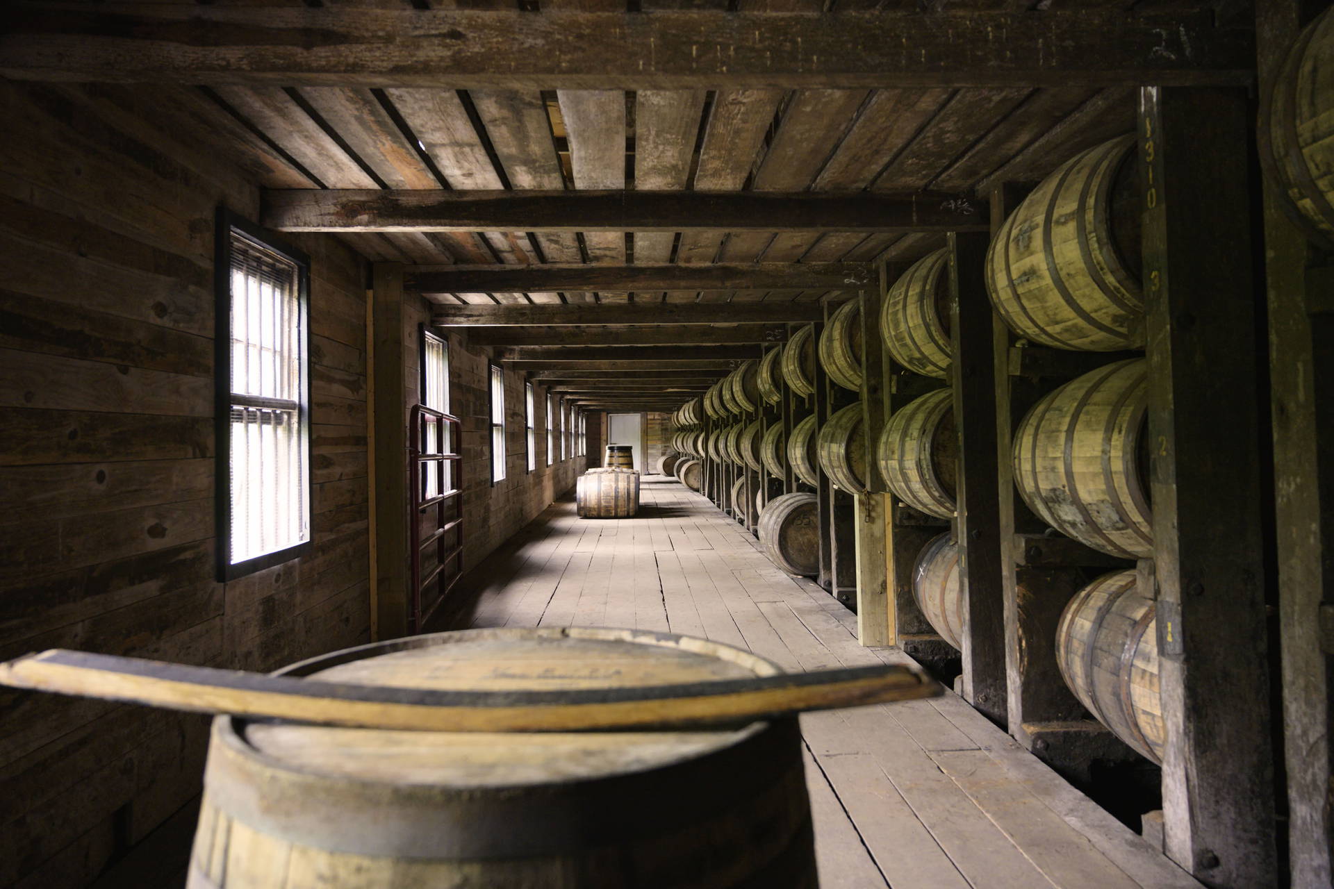 Wnętrze magazynu z beczkami whisky.