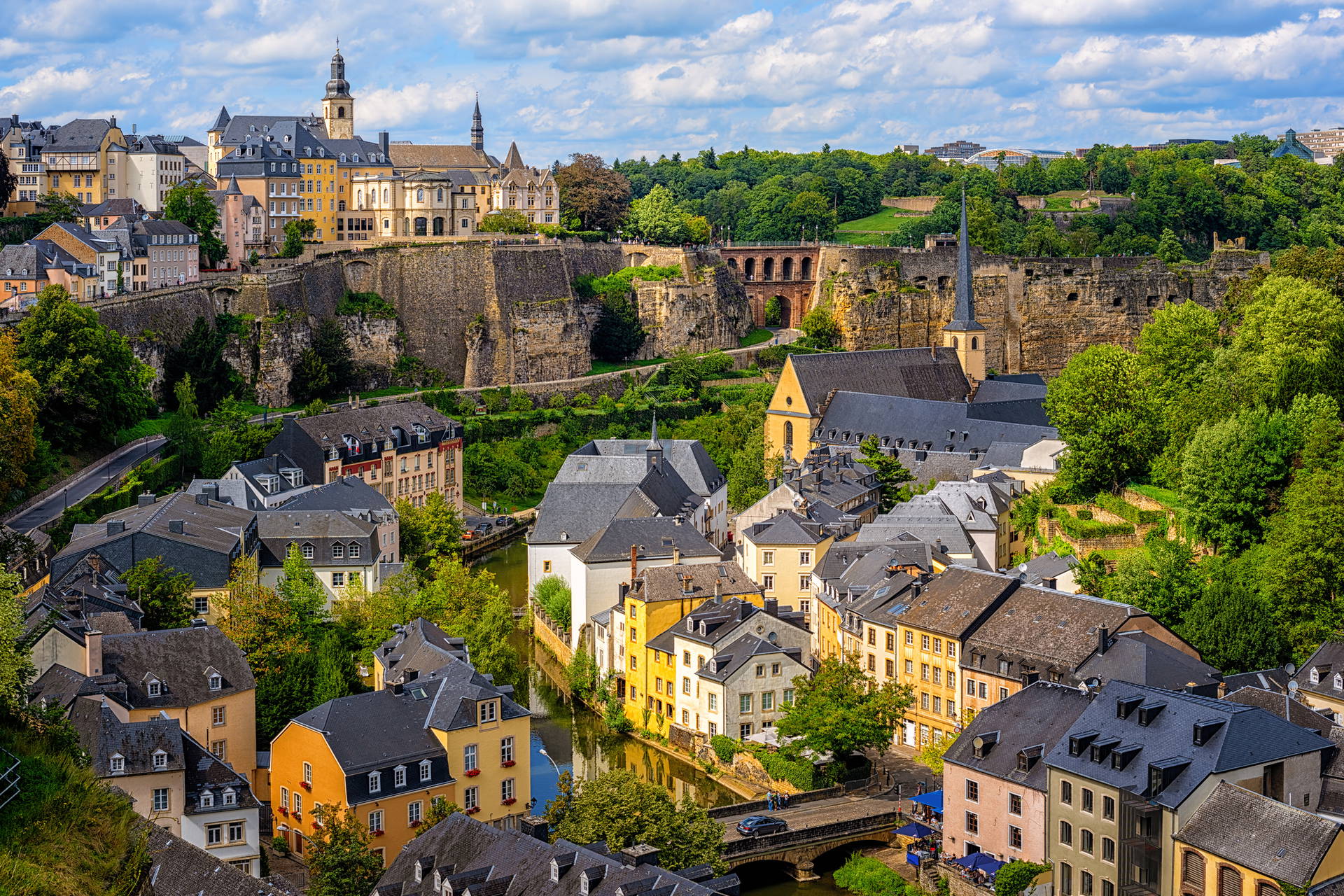 Luksemburg z charakterystyczną architekturą i zielenią.