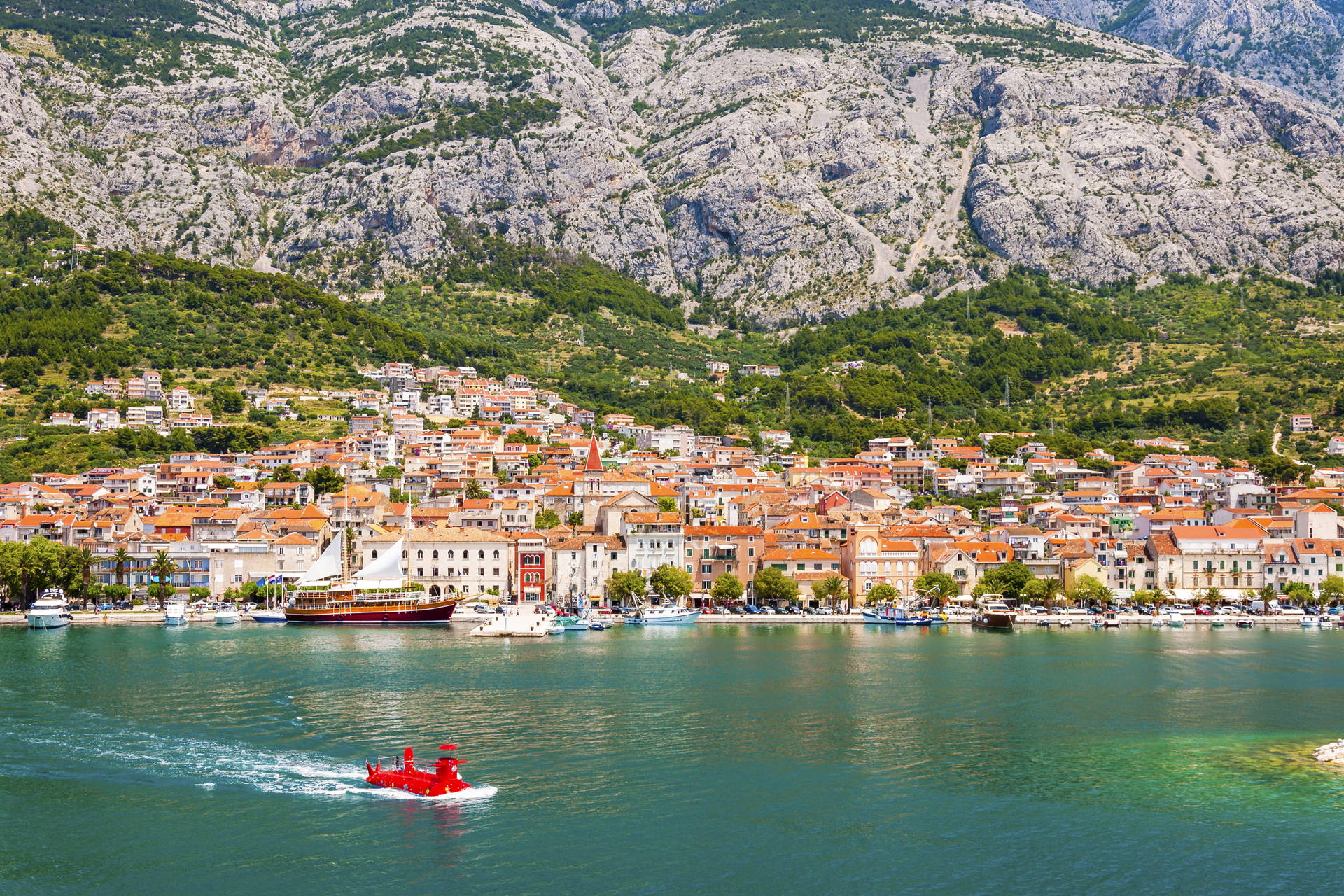 Makarska w Chorwacji u podnóża gór.