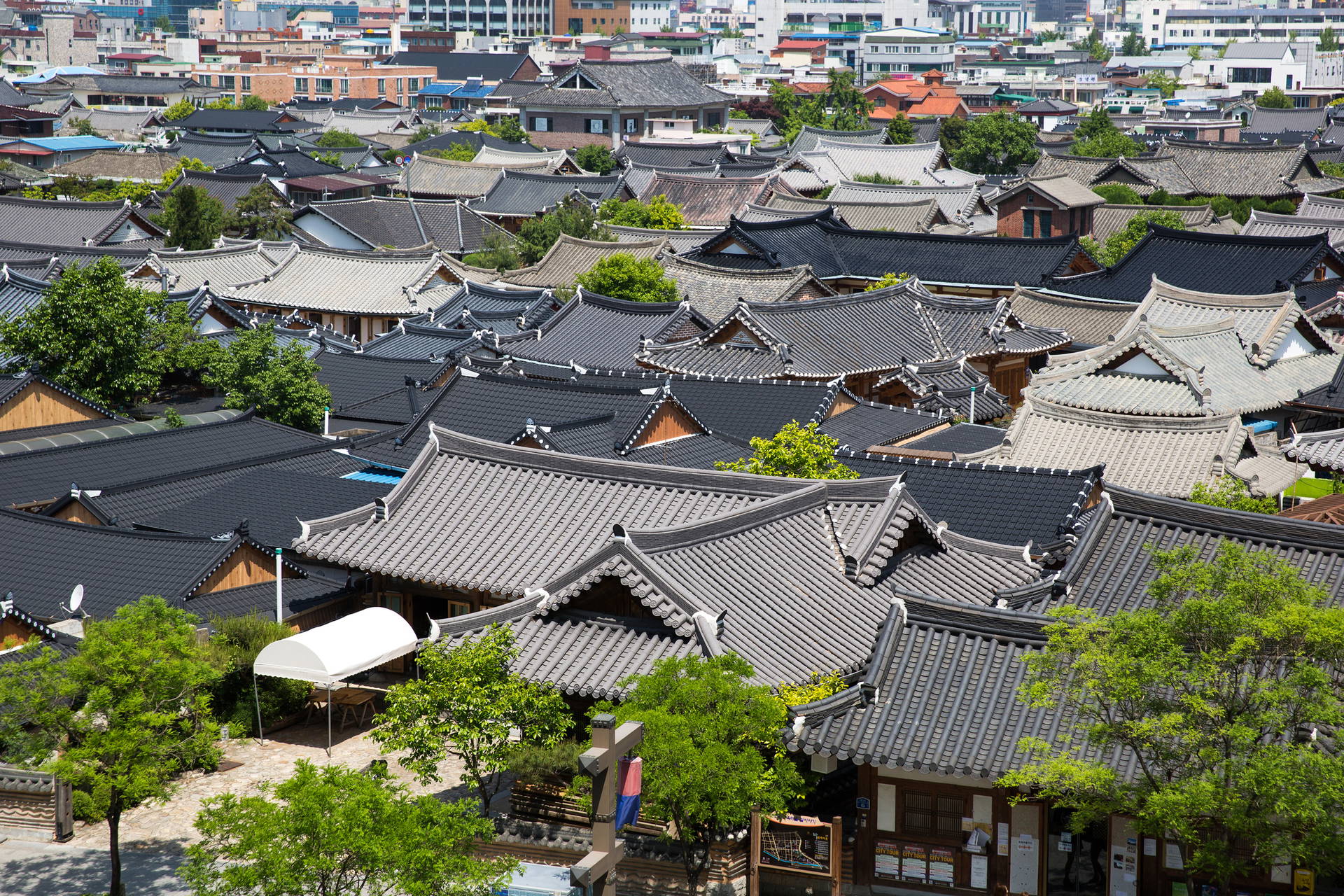 Dachy tradycyjnych koreańskich domów w Jeonju Hanok Village.