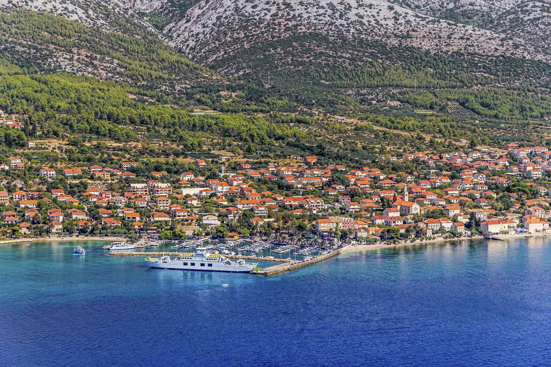 Chorwackie miasteczko z portem jachtowym nad morzem.