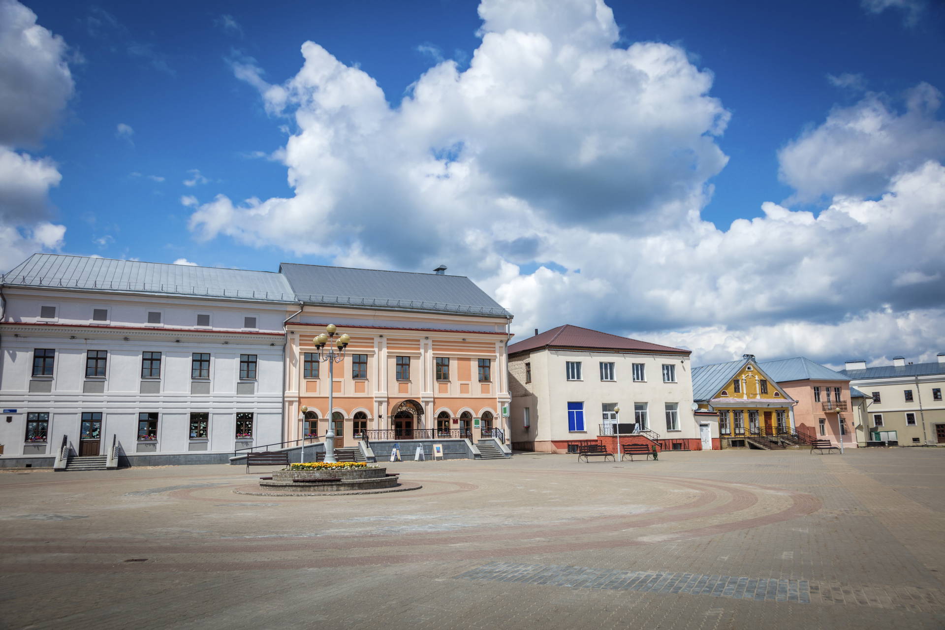 Rynek w Nieświeżu, Białoruś, w słoneczny dzień.