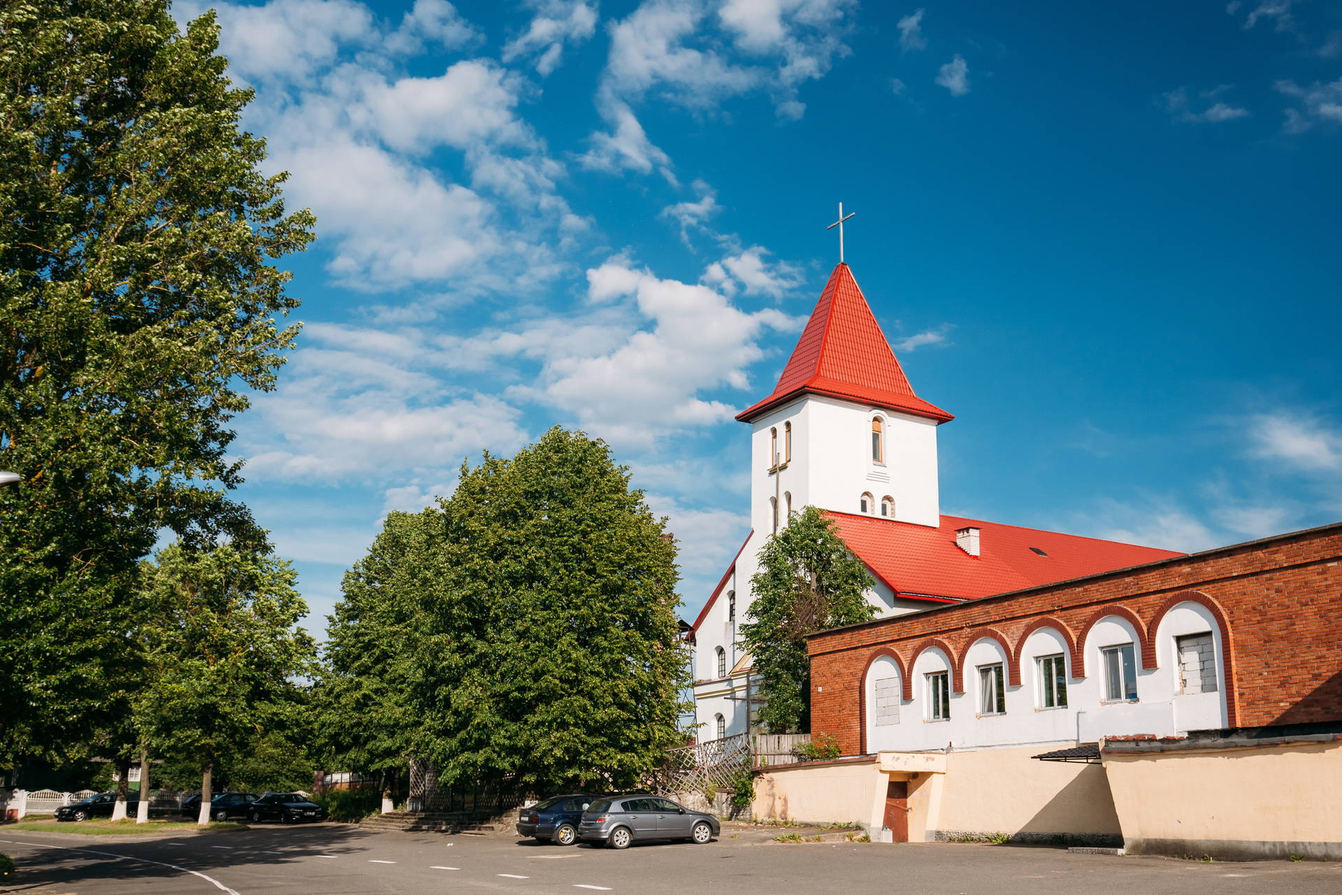 Kościół z czerwoną dachówką w słońcu.