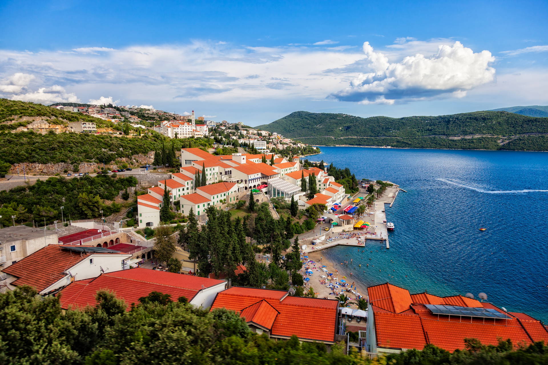 Chorwackie miasteczko z czerwonymi dachami nad Adriatykiem.