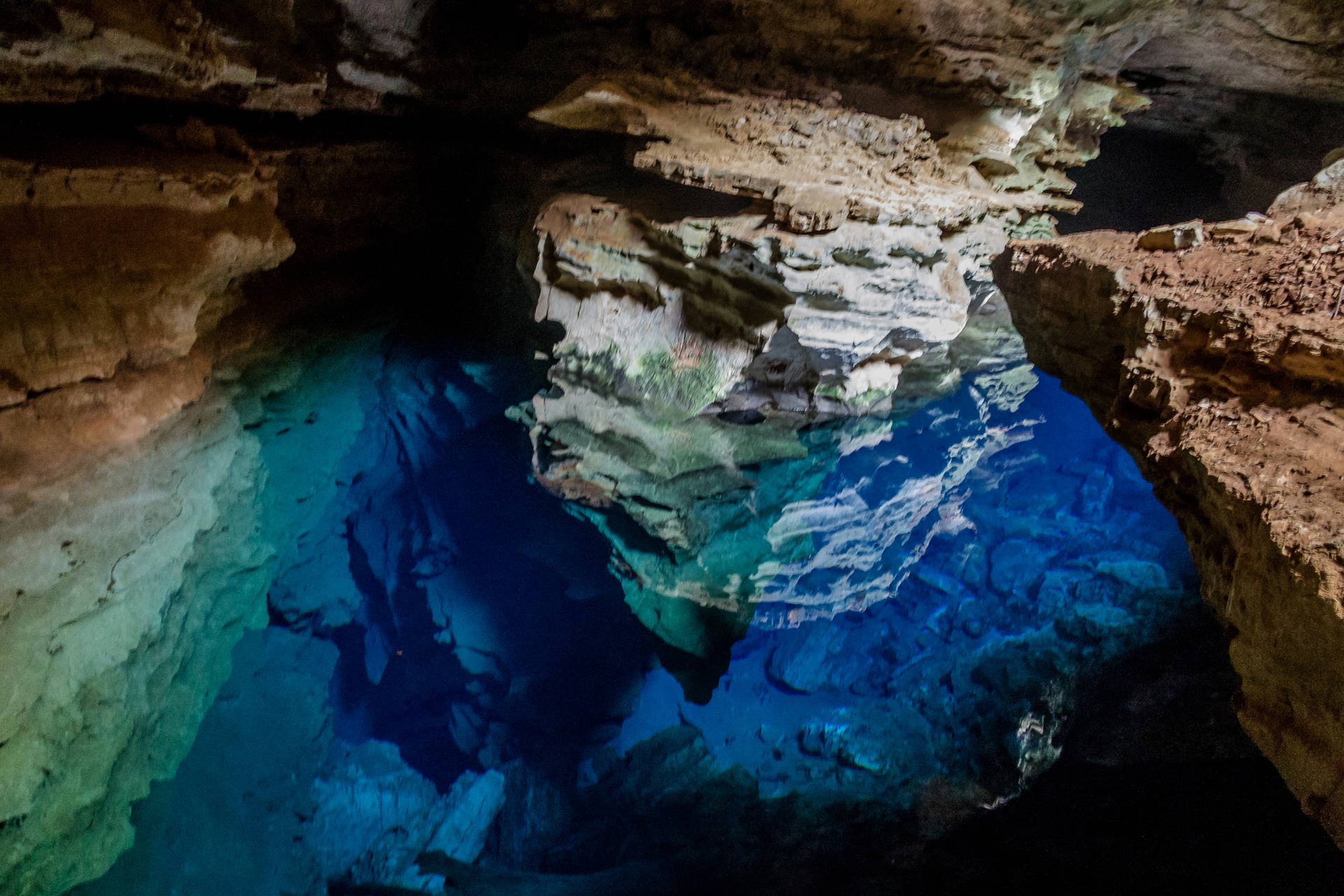 Grota Gruta do Lago Azul w Brazylii wypełniona turkusową wodą (zbliżenie).