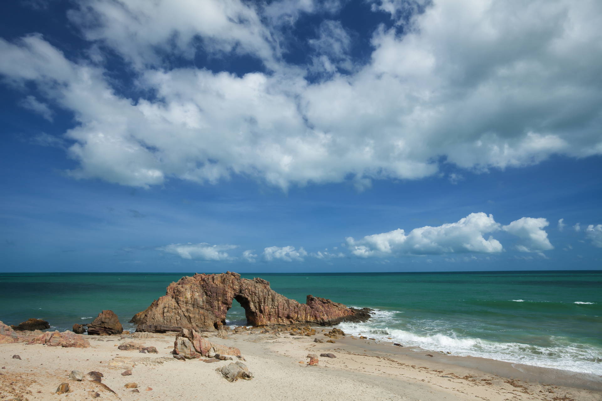 Arco da Pedra Furada: skalny łuk na brazylijskiej plaży.