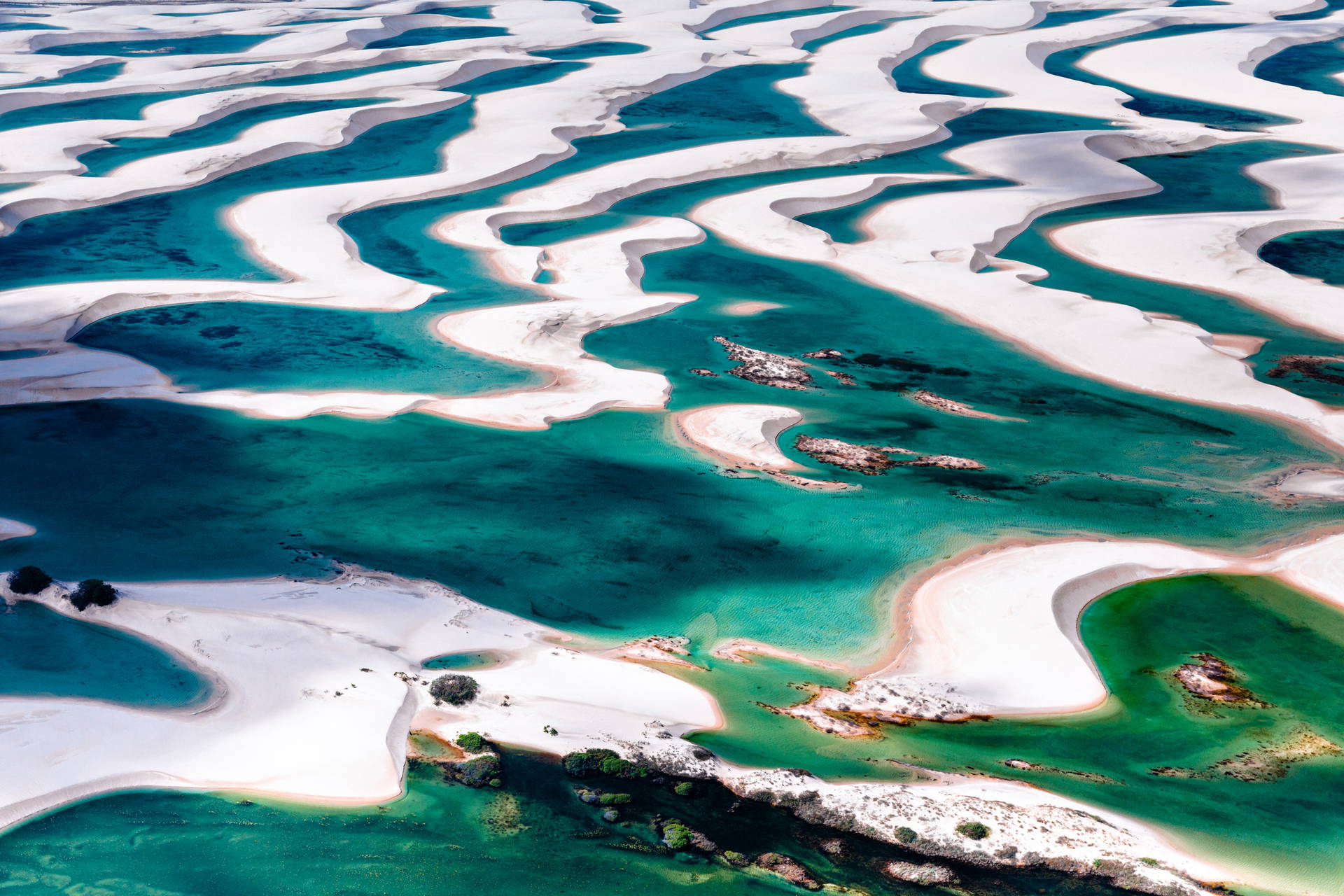 Widok z lotu ptaka na brazylijskie wydmy w parku narodowym Lençóis Maranhenses.