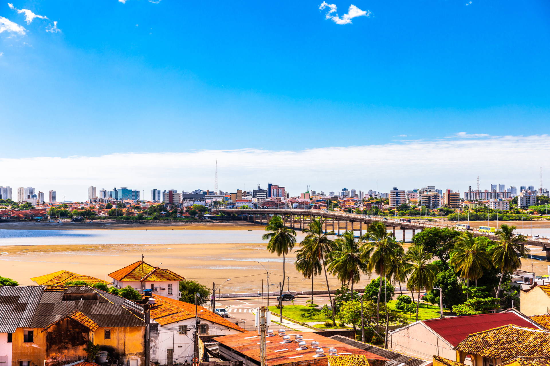 Krajobraz Aracaju w Brazylii z rzeką Sergipe i mostem w tle.