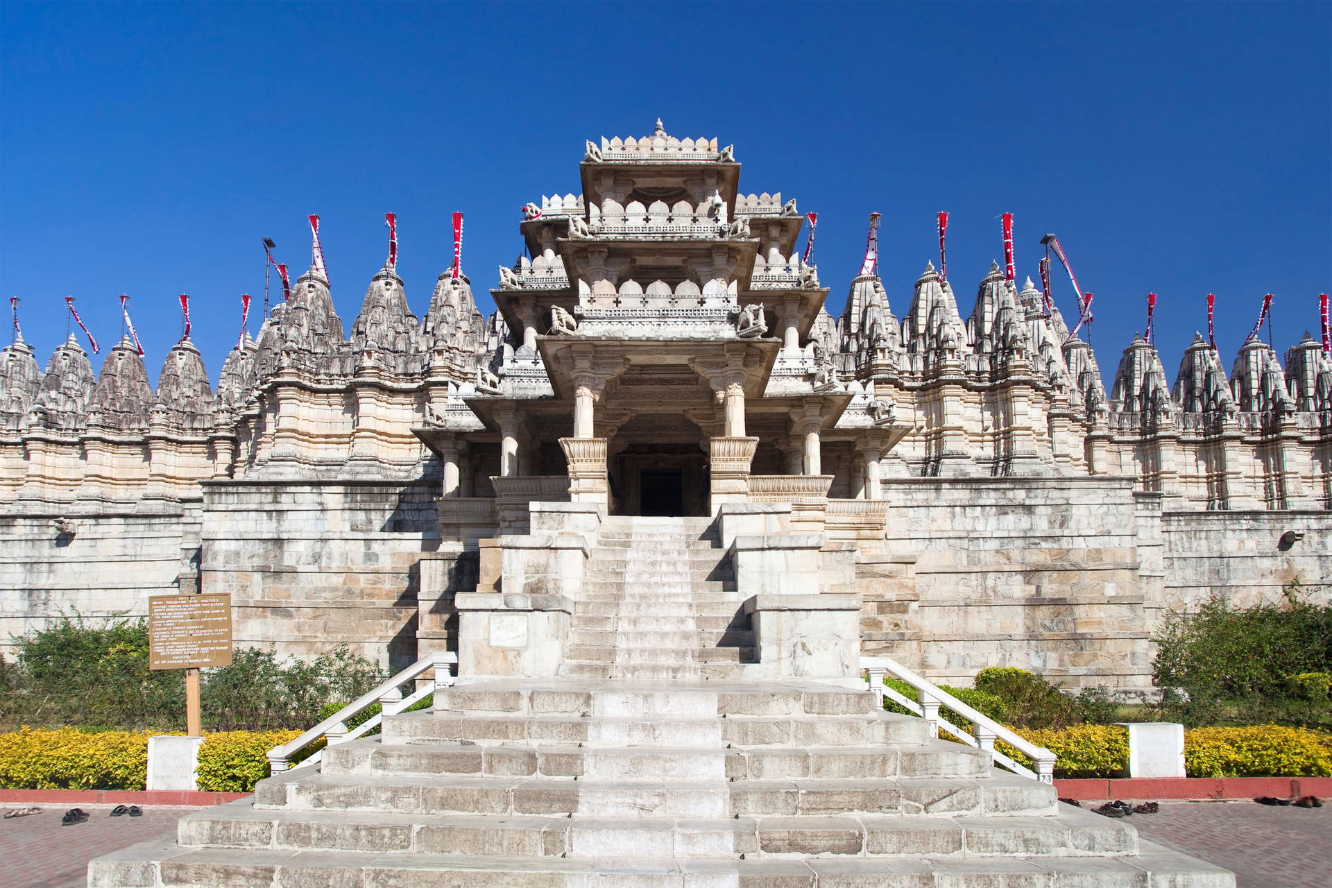 Fasada świątyni Ćaturmukha Dźina Mandir w Ranakpur, Indie.