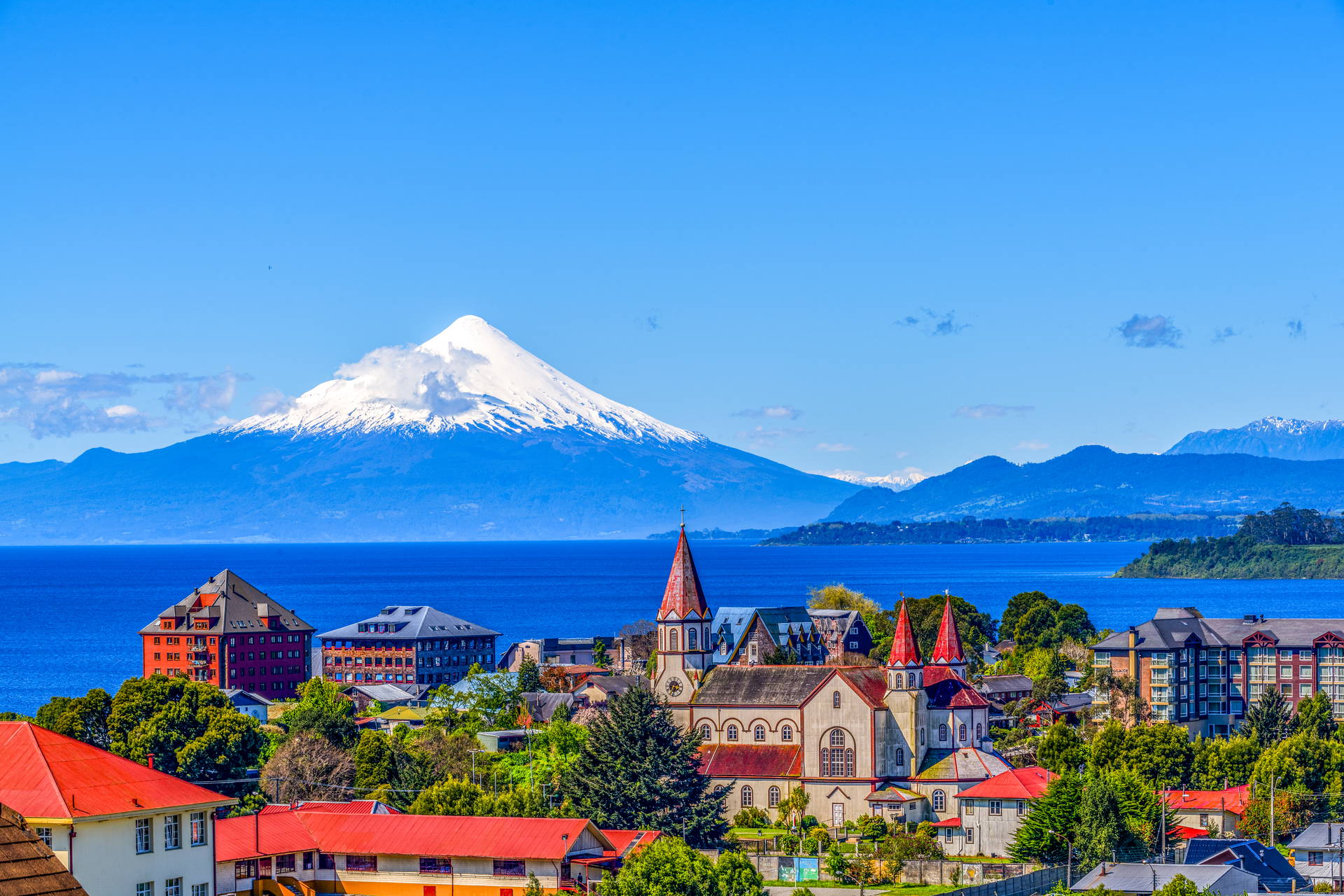 Miasto z widokiem na wulkan Osorno.