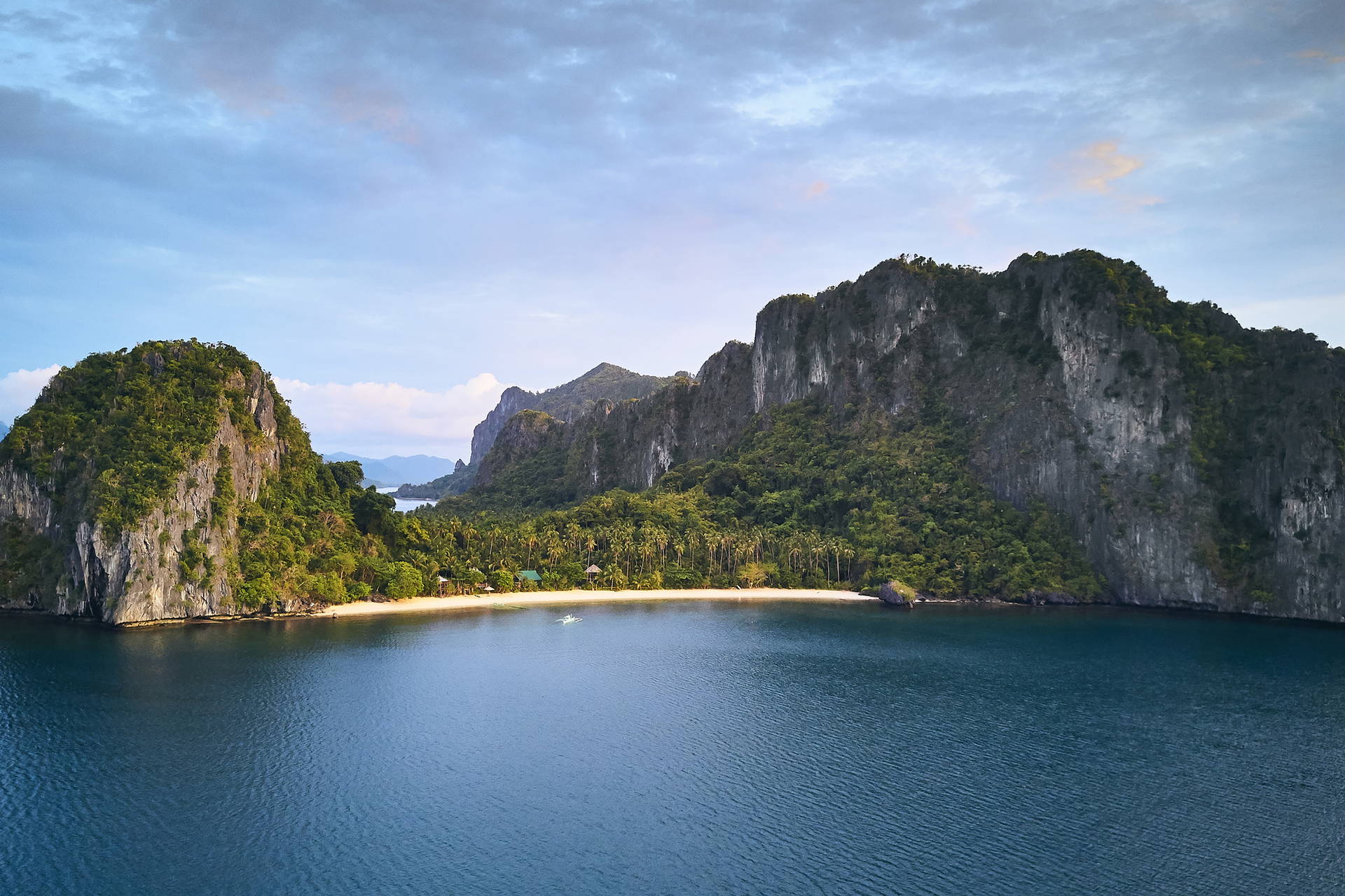 Krajobraz El Nido na Filipinach: skaliste wyspy, plaża i morze.