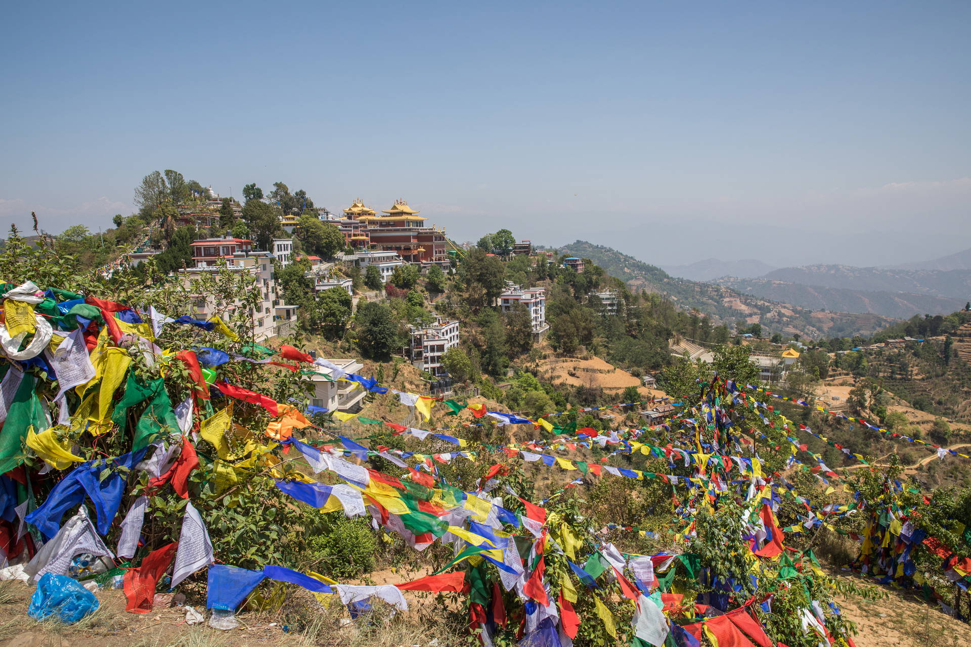 Klasztor Kopan z flagami modlitewnymi w Nepalu.